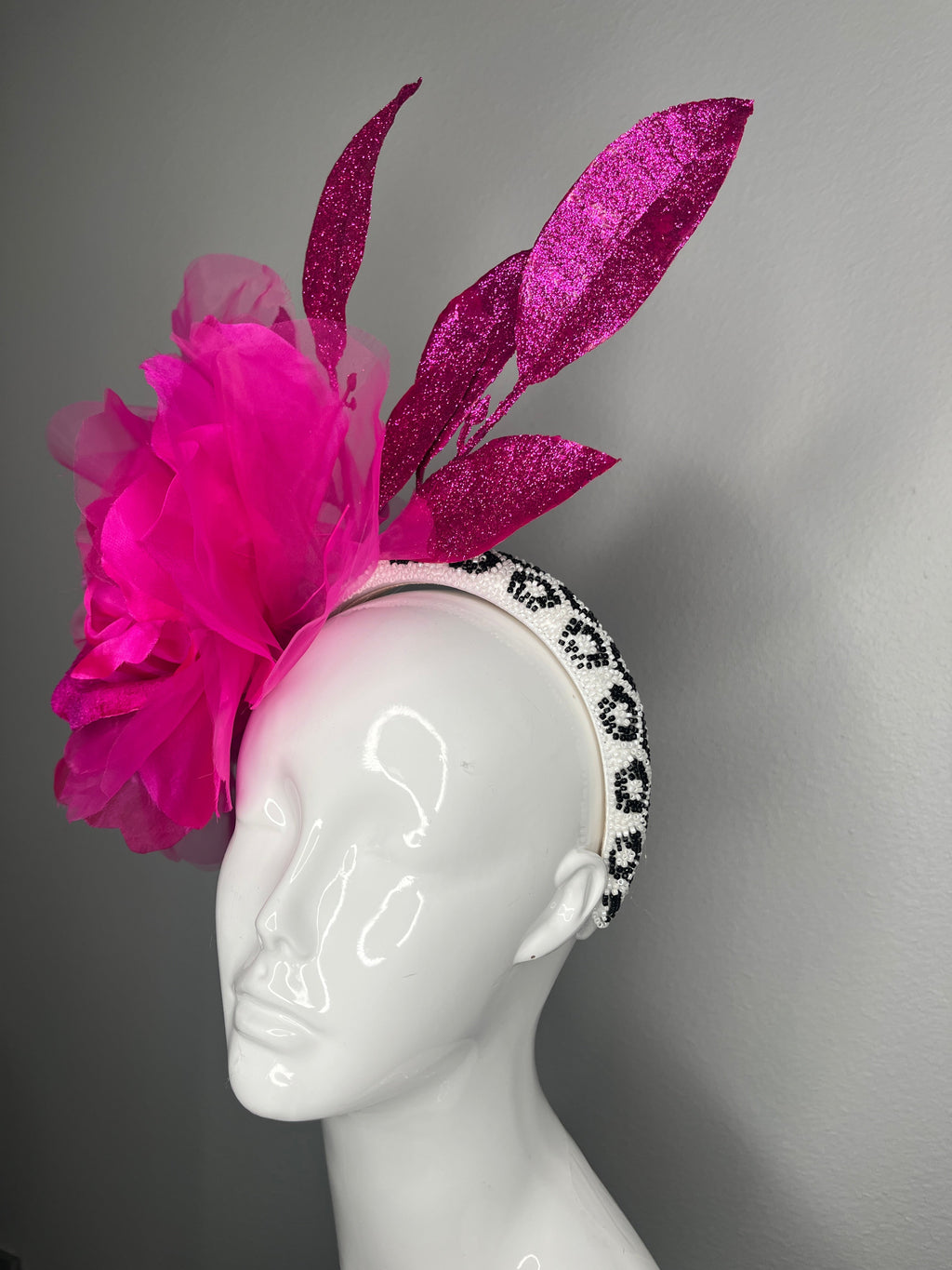 Leuchtrosa Glitter Leaf Fascinator Übergroße Blumen Kopfschmuck Kentucky Derby-Hut | Couture Statement-Fascinator