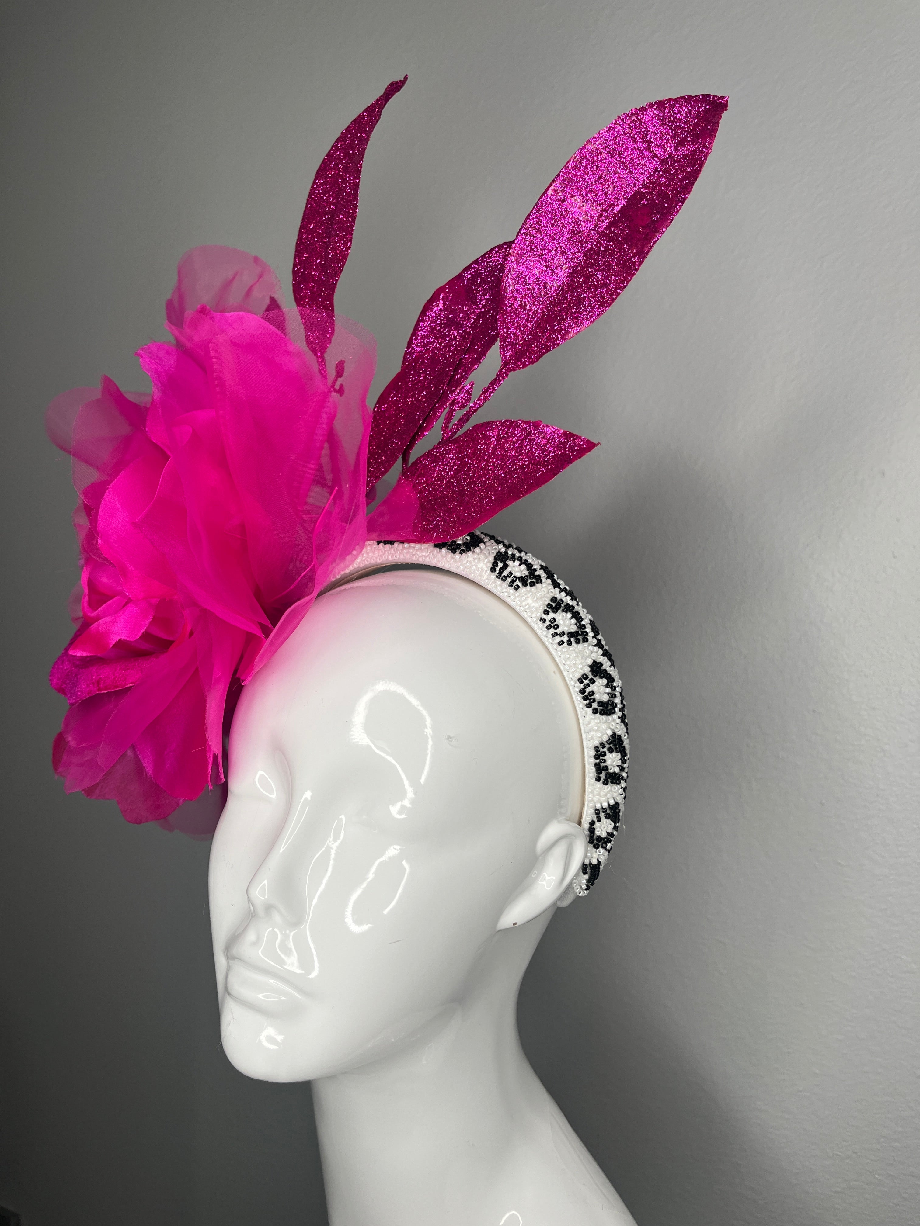 Leuchtrosa Glitter Leaf Fascinator Übergroße Blumen Kopfschmuck Kentucky Derby-Hut | Couture Statement-Fascinator