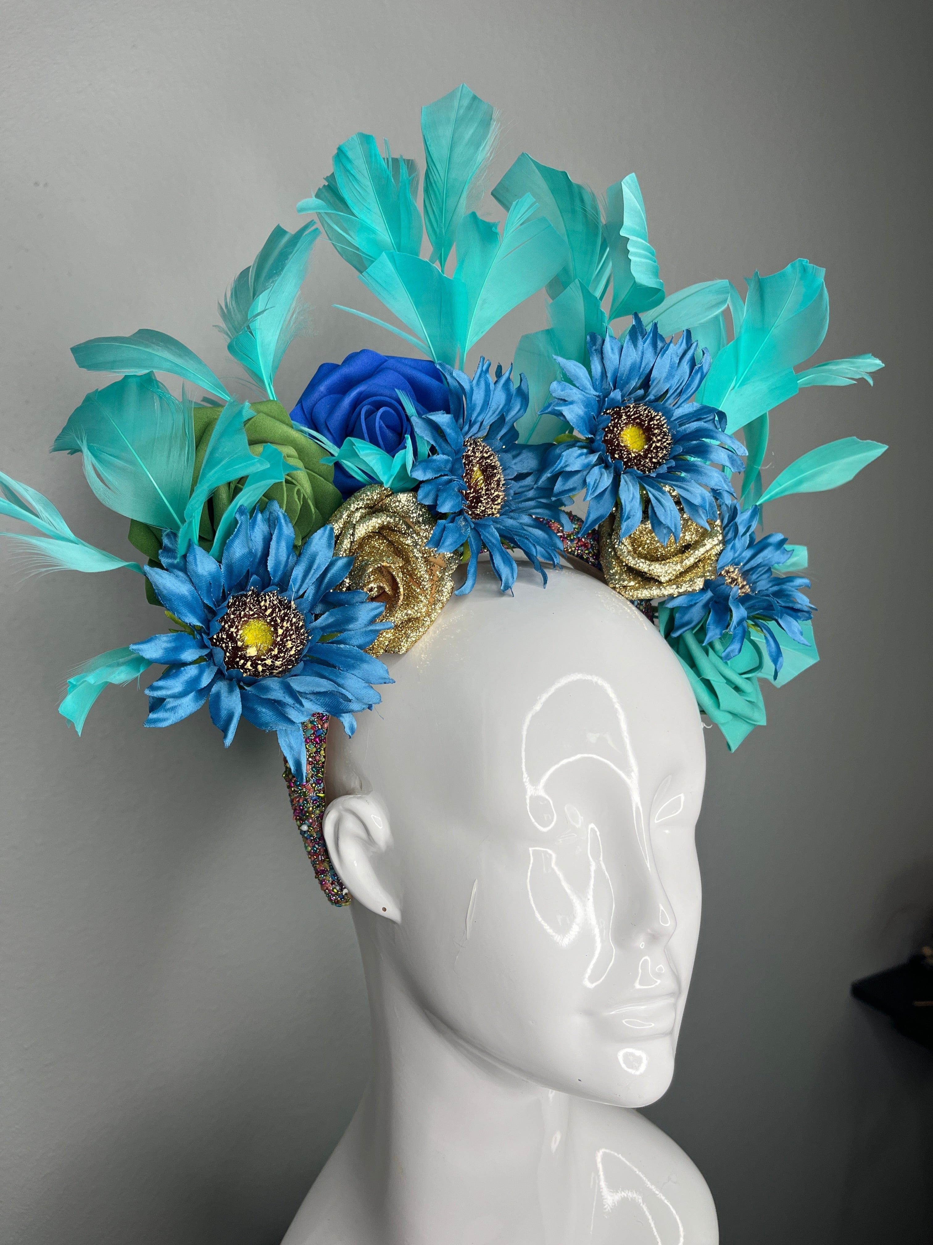 Türkis und blaue Blumenkrone Faszinator | Federkopfstück | Kentucky Derby-Hut | Couture Statement Faszinator