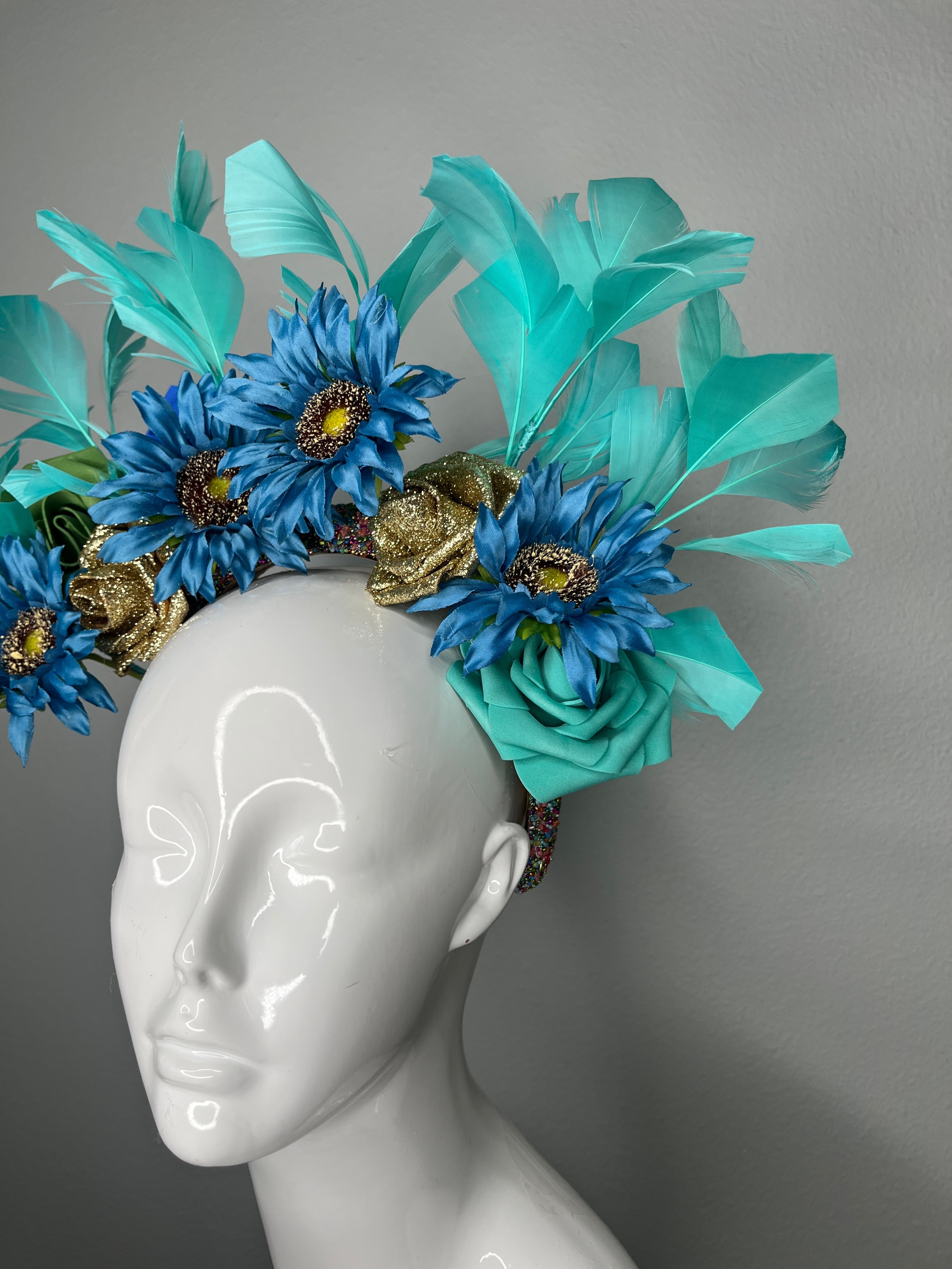 Türkis und blaue Blumenkrone Faszinator | Federkopfstück | Kentucky Derby-Hut | Couture Statement Faszinator