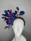 Marineblau und Rot Blumen Fascinator | Feder Krone Kopfstück | Kentucky Derby-Hut | Couture Statement-Fascinator