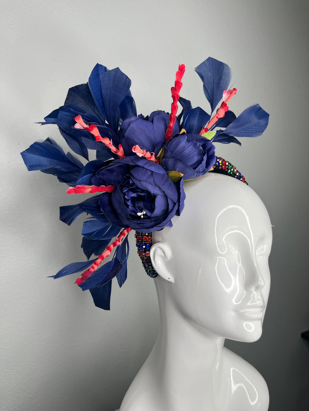 Marineblau und Rot Blumen Fascinator | Feder Krone Kopfstück | Kentucky Derby-Hut | Couture Statement-Fascinator