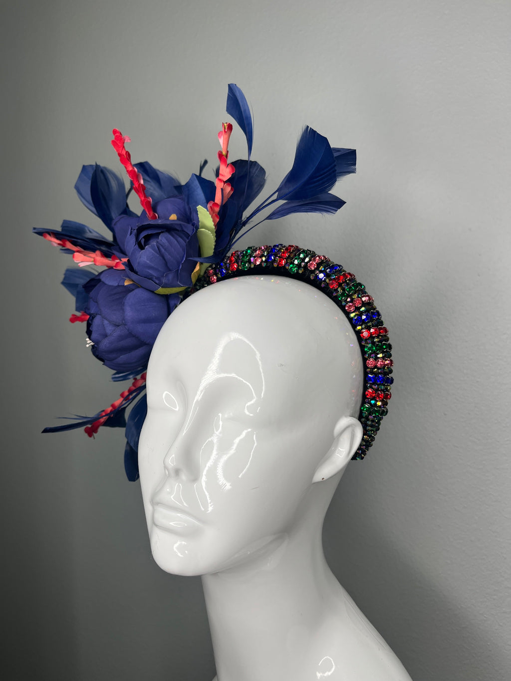 Marineblau und Rot Blumen Fascinator | Feder Krone Kopfstück | Kentucky Derby-Hut | Couture Statement-Fascinator