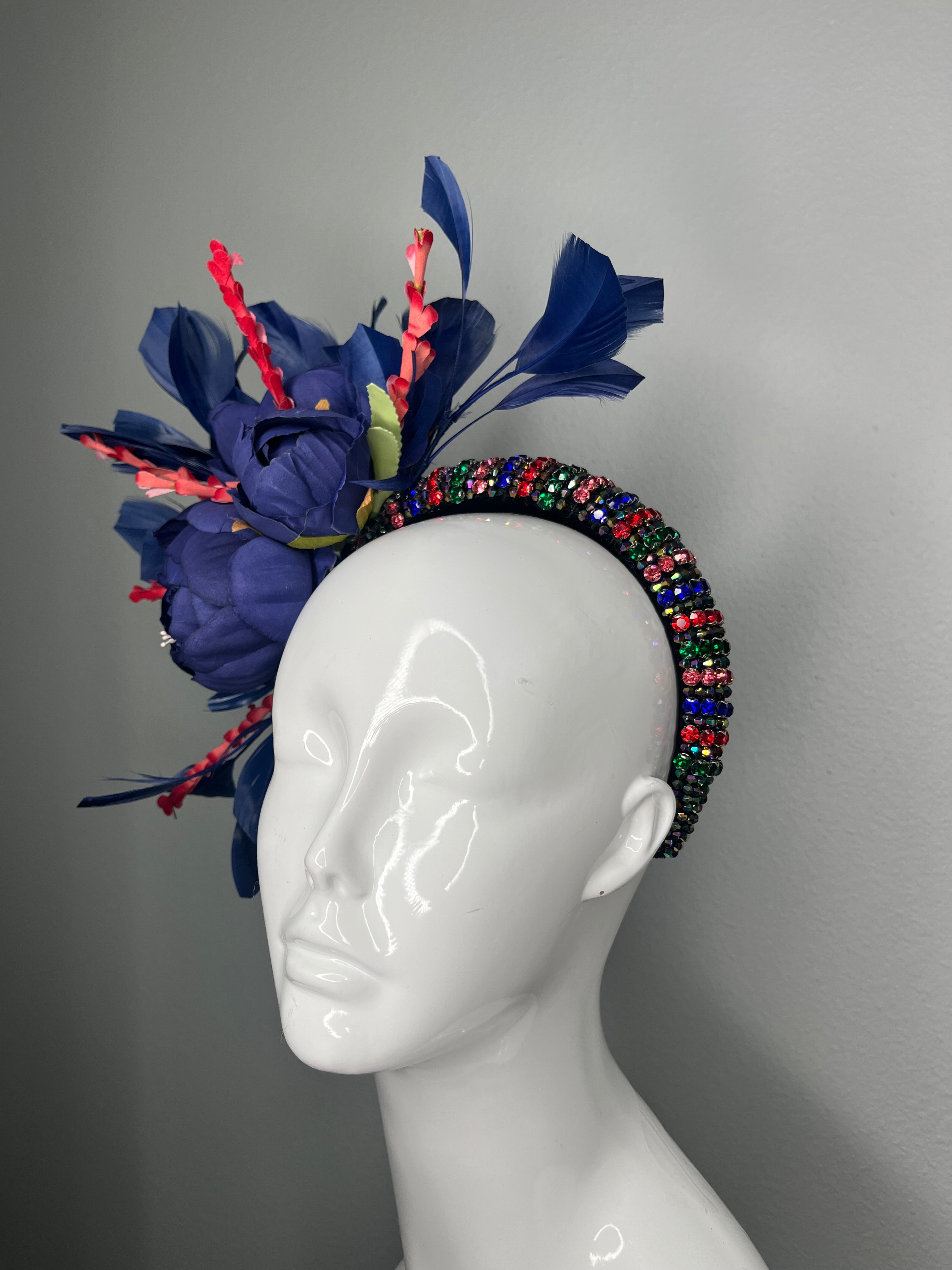 Marineblau und Rot Blumen Fascinator | Feder Krone Kopfstück | Kentucky Derby-Hut | Couture Statement-Fascinator