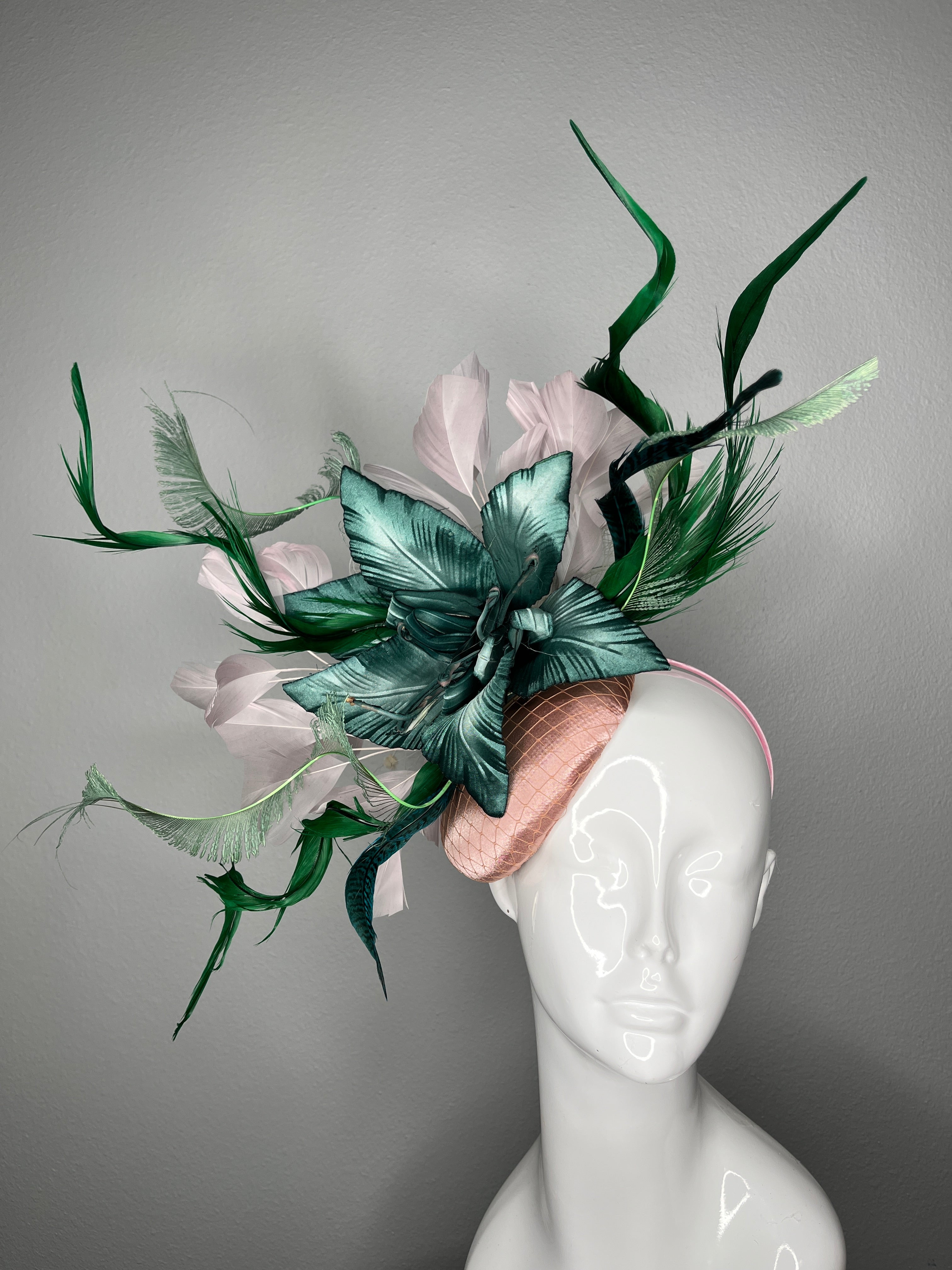 Grün und Blush Statement Faszinator Derby Kopfstück, Feder Blumenhut