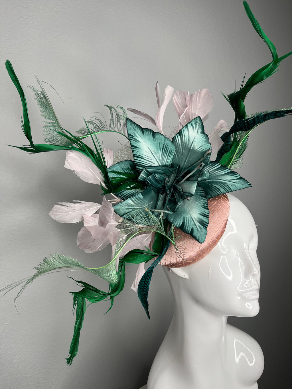 Grün und Blush Statement Faszinator Derby Kopfstück, Feder Blumenhut