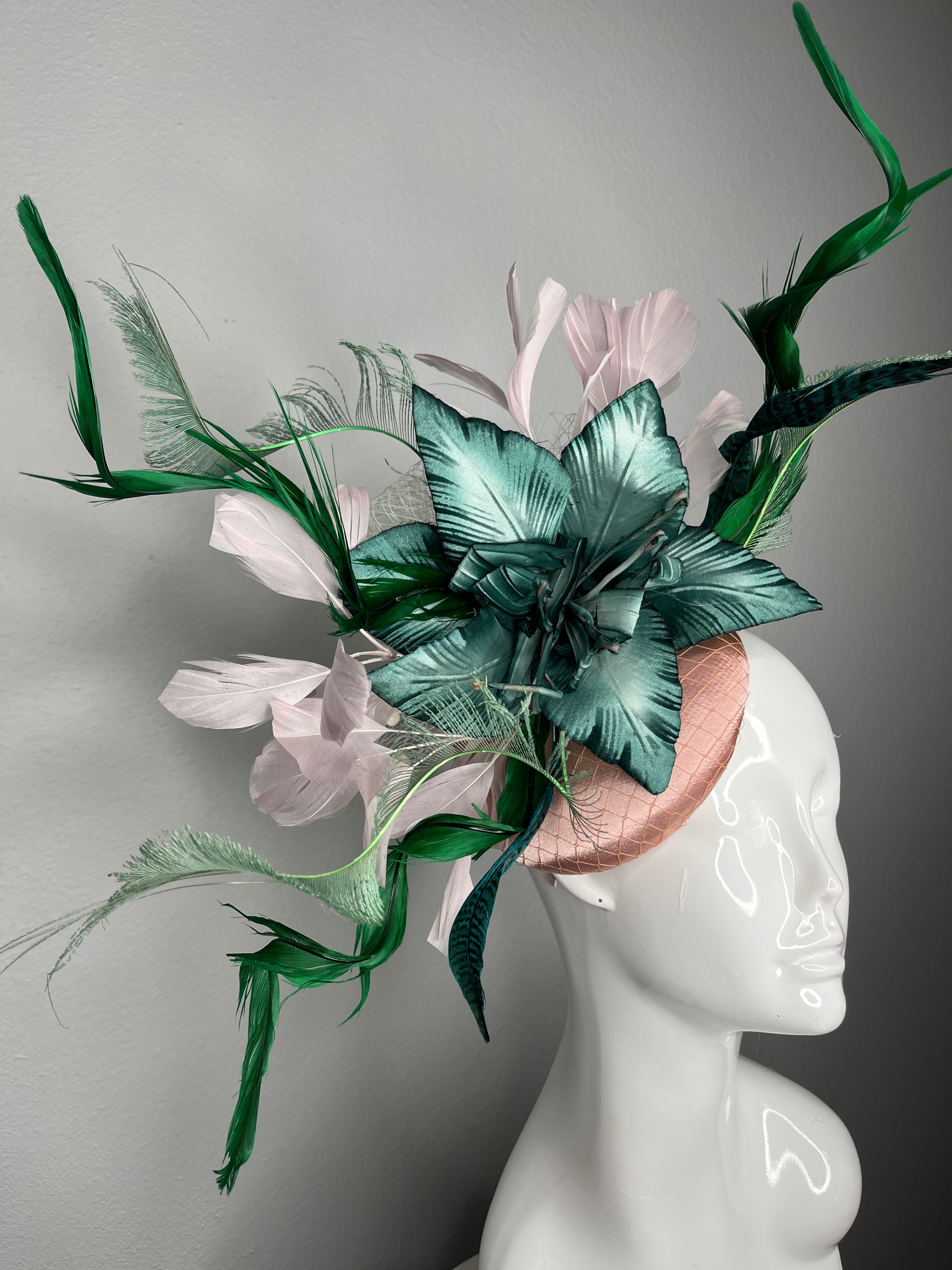 Grün und Blush Statement Faszinator Derby Kopfstück, Feder Blumenhut
