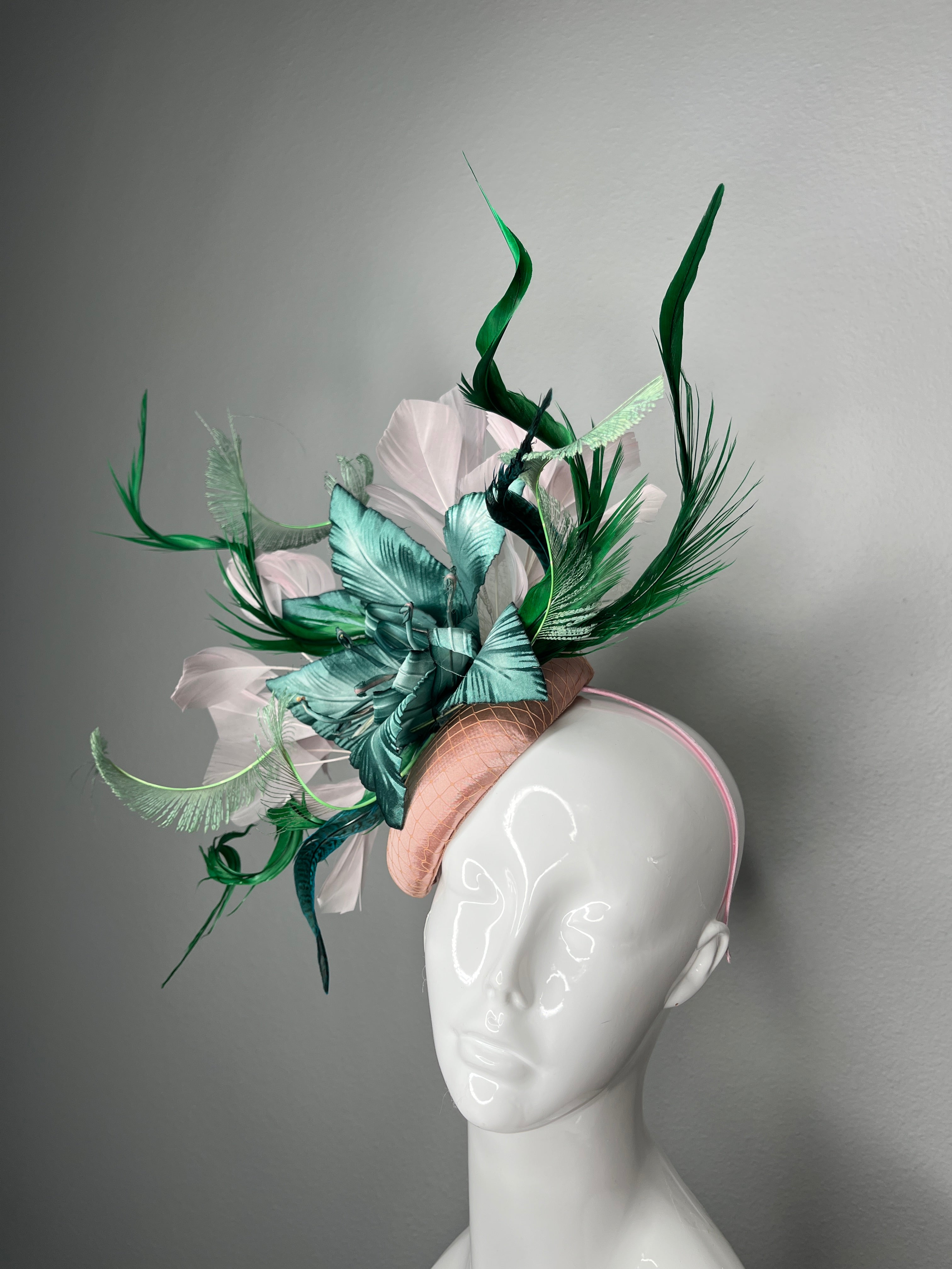 Grün und Blush Statement Faszinator Derby Kopfstück, Feder Blumenhut