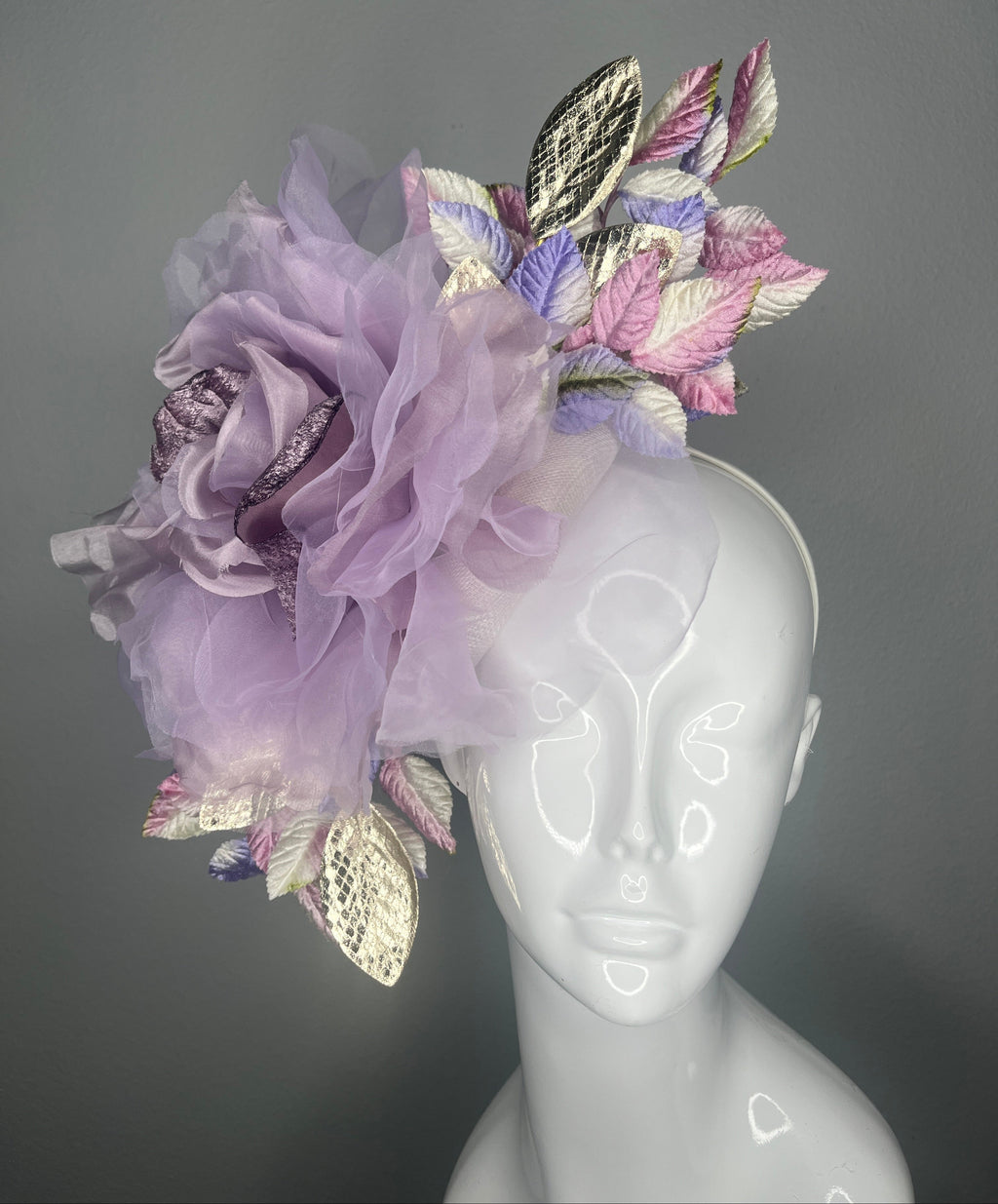 Lavendel Statement Faszinator mit übergroßen Blumen und Metallic und Samt Blätter Derby-Hut Kentucky Eichen Kopfstück