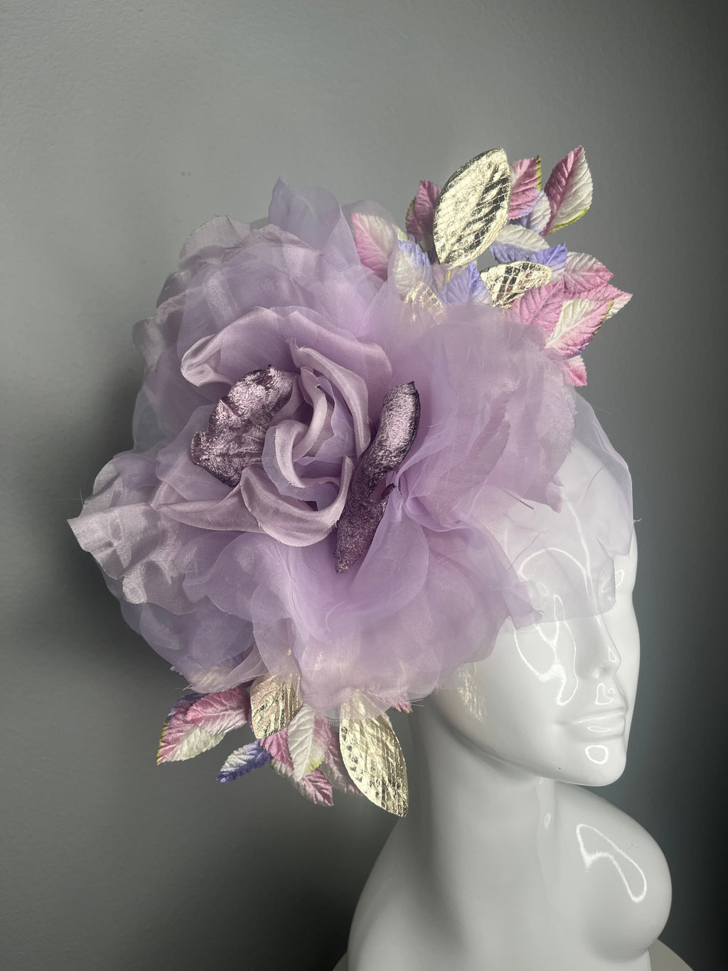 Lavendel Statement Faszinator mit übergroßen Blumen und Metallic und Samt Blätter Derby-Hut Kentucky Eichen Kopfstück