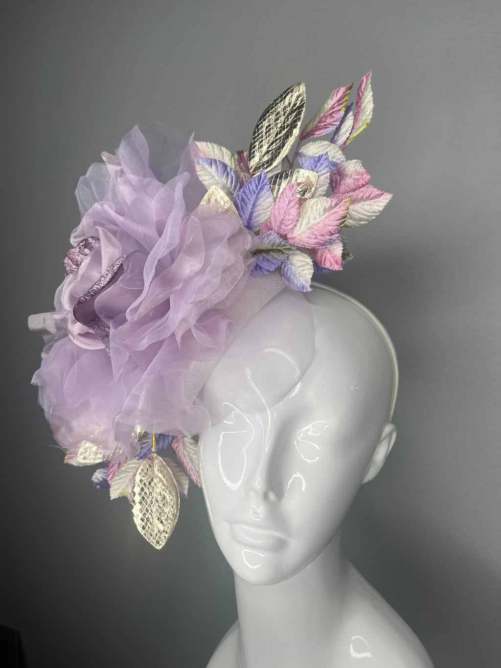 Lavendel Statement Faszinator mit übergroßen Blumen und Metallic und Samt Blätter Derby-Hut Kentucky Eichen Kopfstück