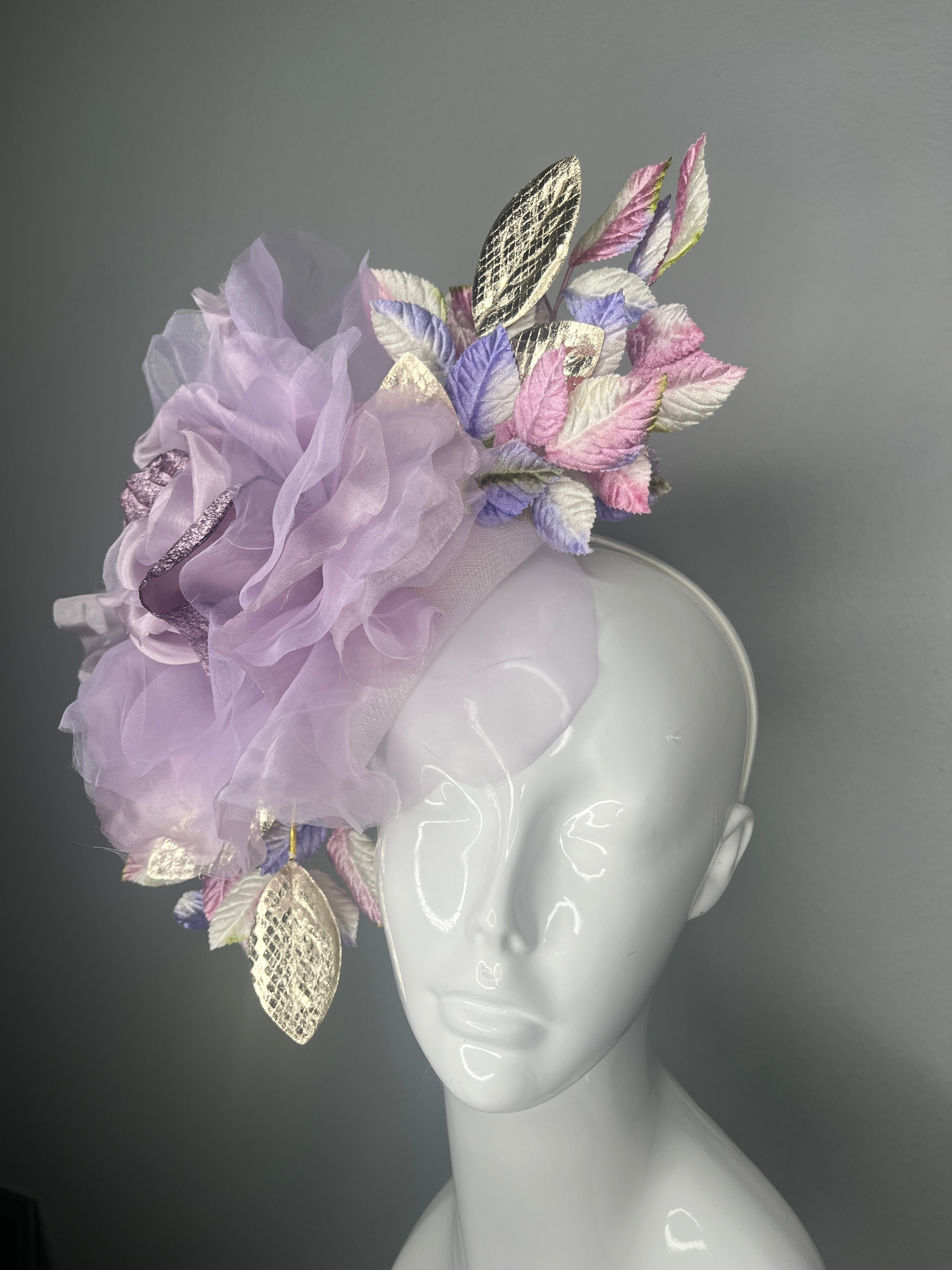 Lavendel Statement Faszinator mit übergroßen Blumen und Metallic und Samt Blätter Derby-Hut Kentucky Eichen Kopfstück