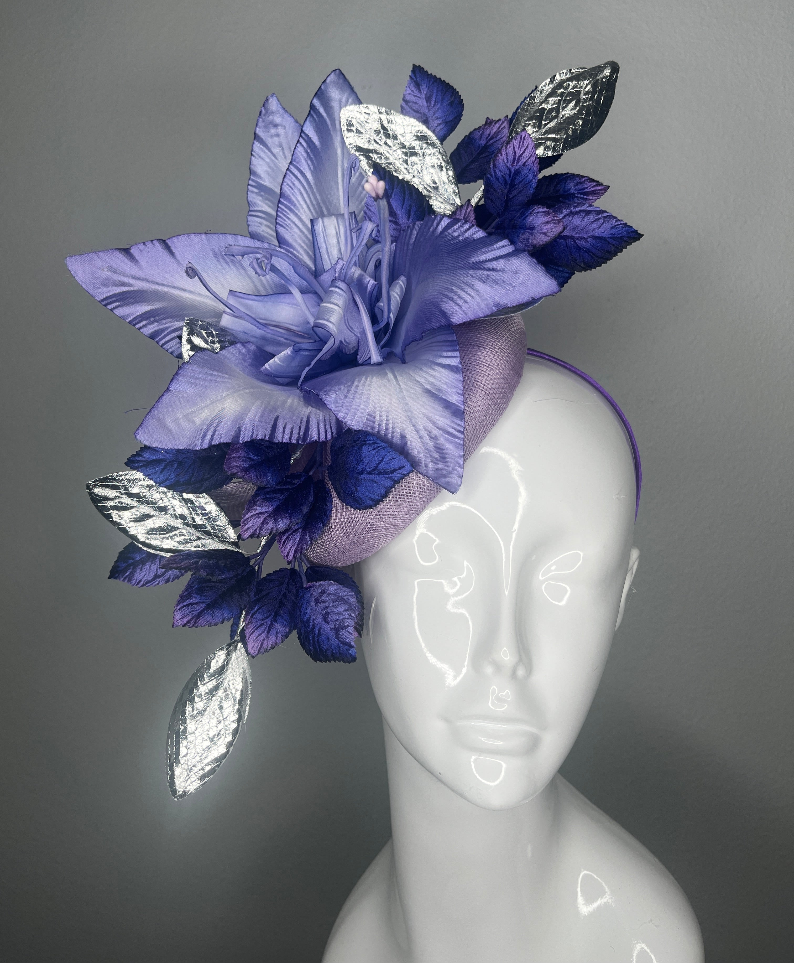 Lavendel und Royal Purple Statement Faszinator mit metallischem Silber verlässt Derby-Hut Kentucky Oaks Kopfstück