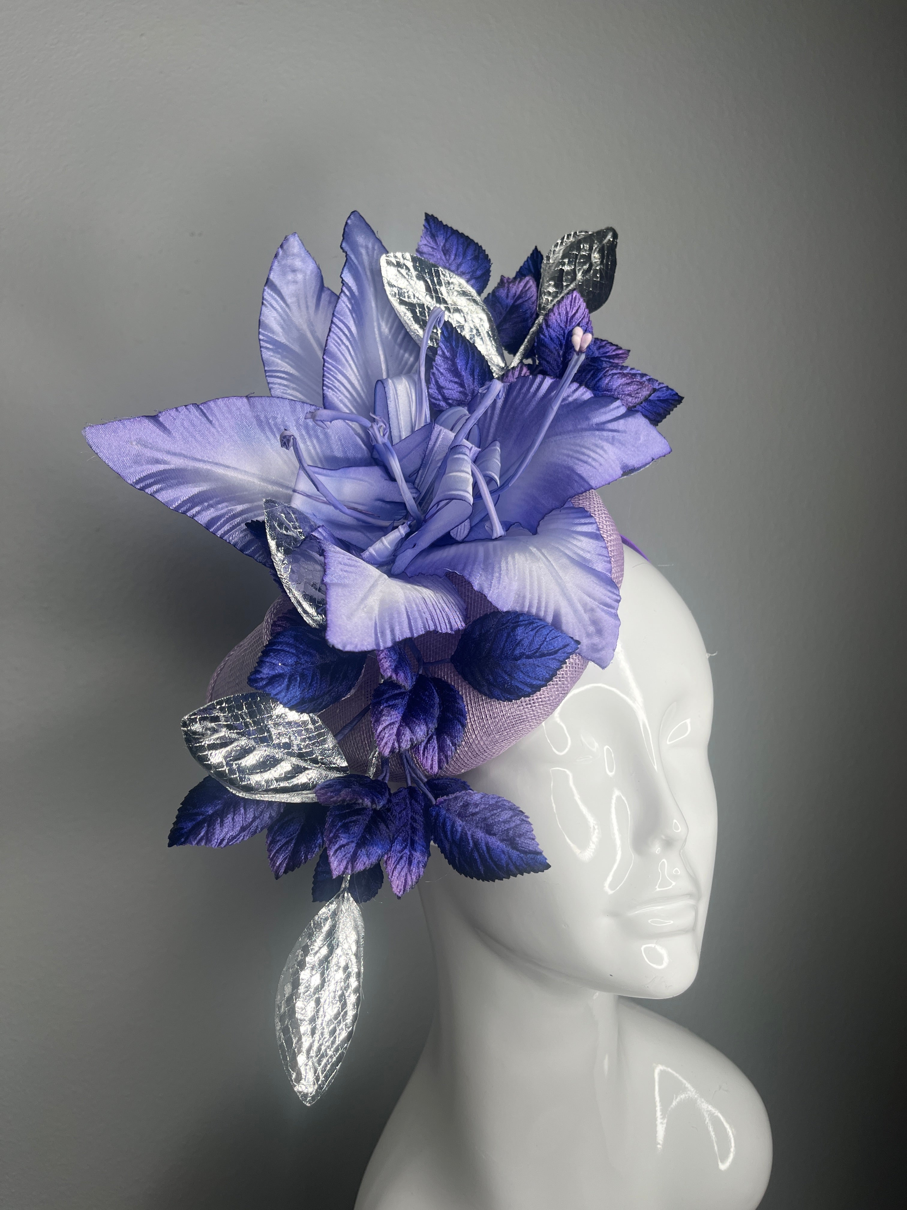 Lavendel und Royal Purple Statement Faszinator mit metallischem Silber verlässt Derby-Hut Kentucky Oaks Kopfstück