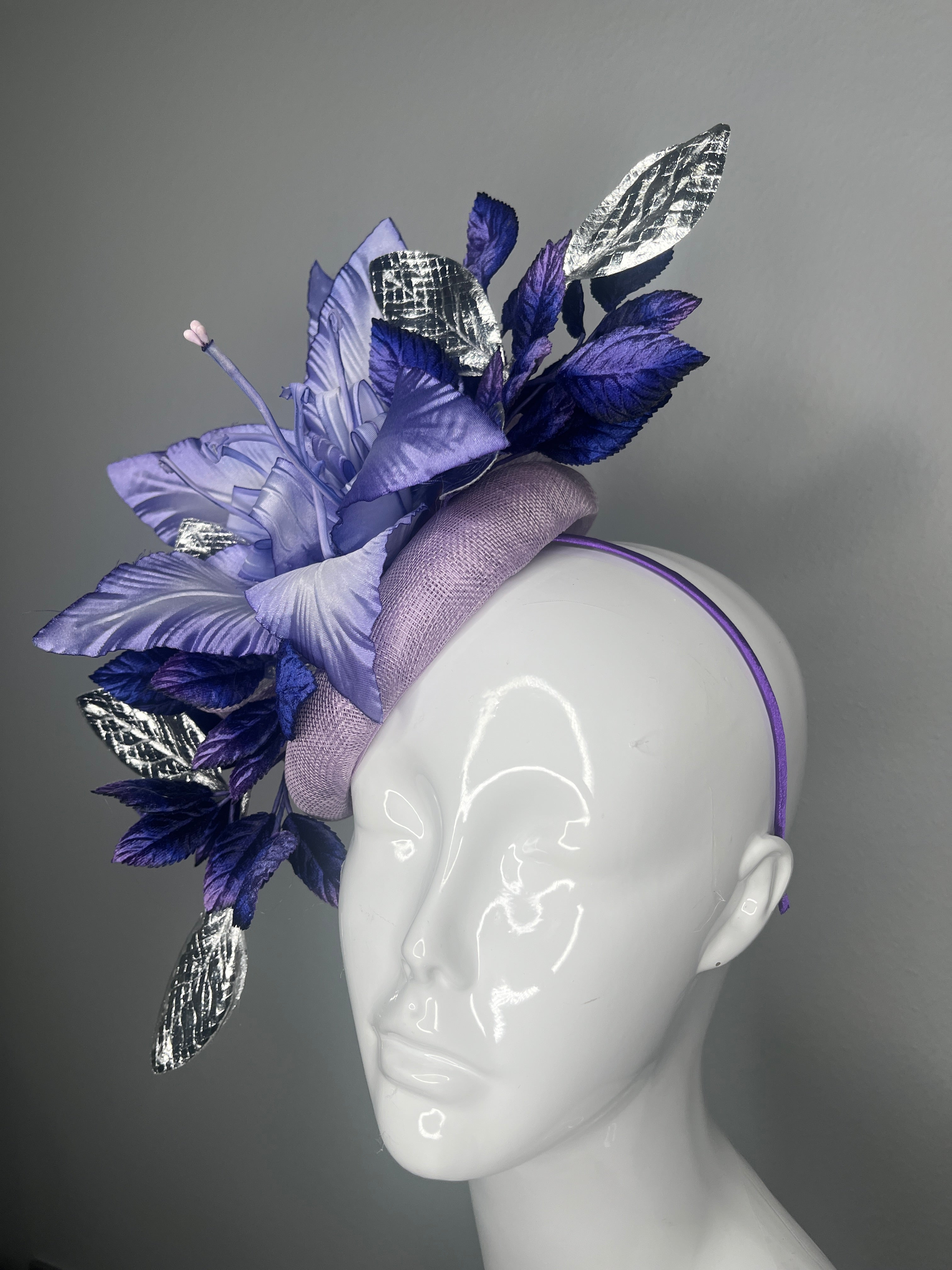 Lavendel und Royal Purple Statement Faszinator mit metallischem Silber verlässt Derby-Hut Kentucky Oaks Kopfstück