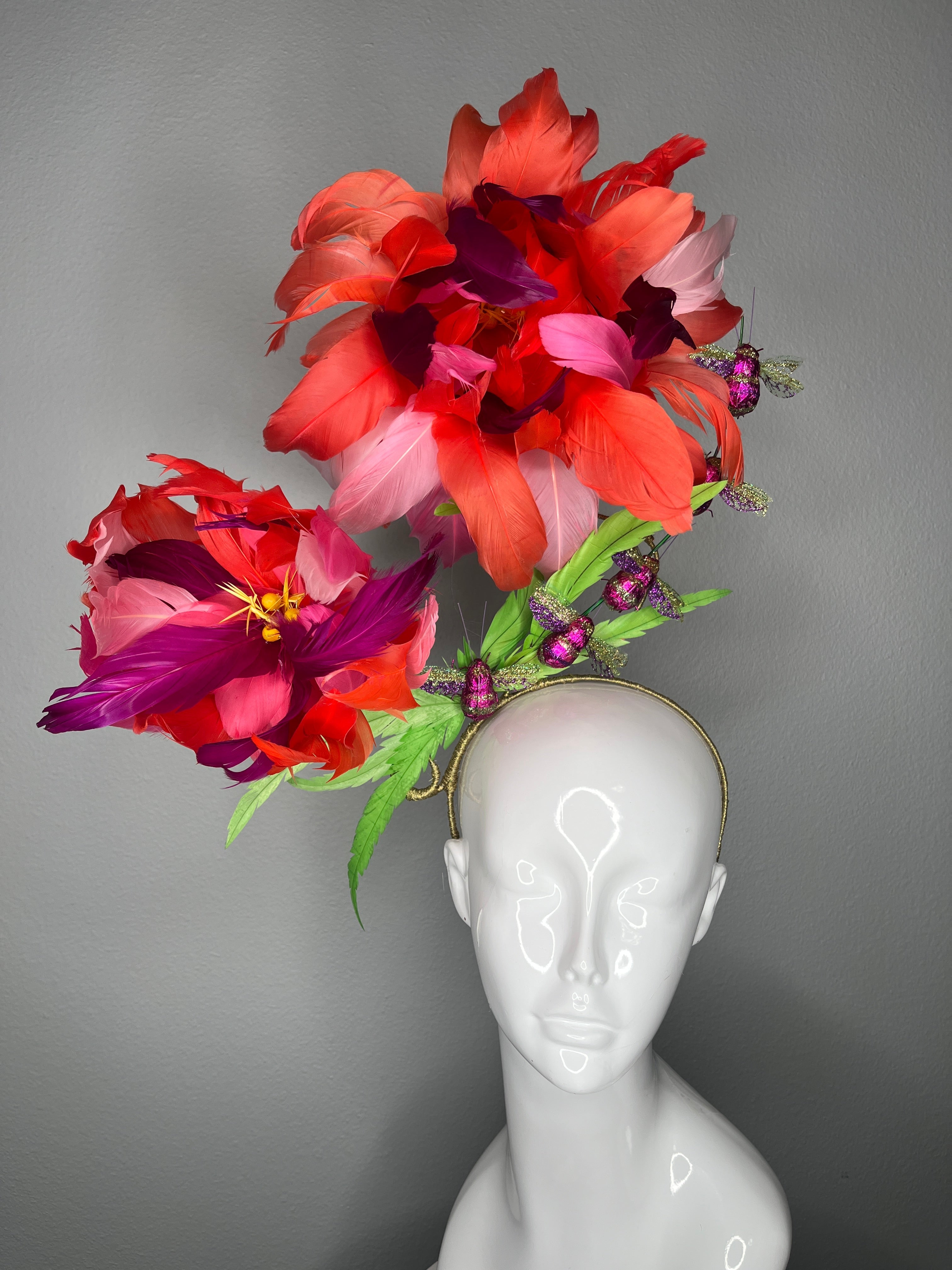 Coral & Fuchsia übergroße Federblüten Faszinator mit funkelnden Bienen Derby Statement Kopfstück Couture-Blumen Millinery