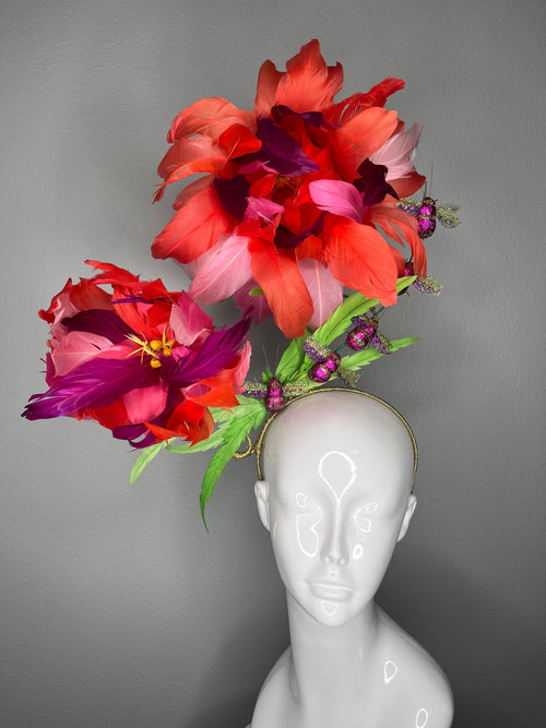 Coral & Fuchsia übergroße Federblüten Faszinator mit funkelnden Bienen Derby Statement Kopfstück Couture-Blumen Millinery