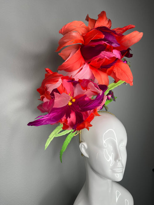 Coral & Fuchsia übergroße Federblüten Faszinator mit funkelnden Bienen Derby Statement Kopfstück Couture-Blumen Millinery