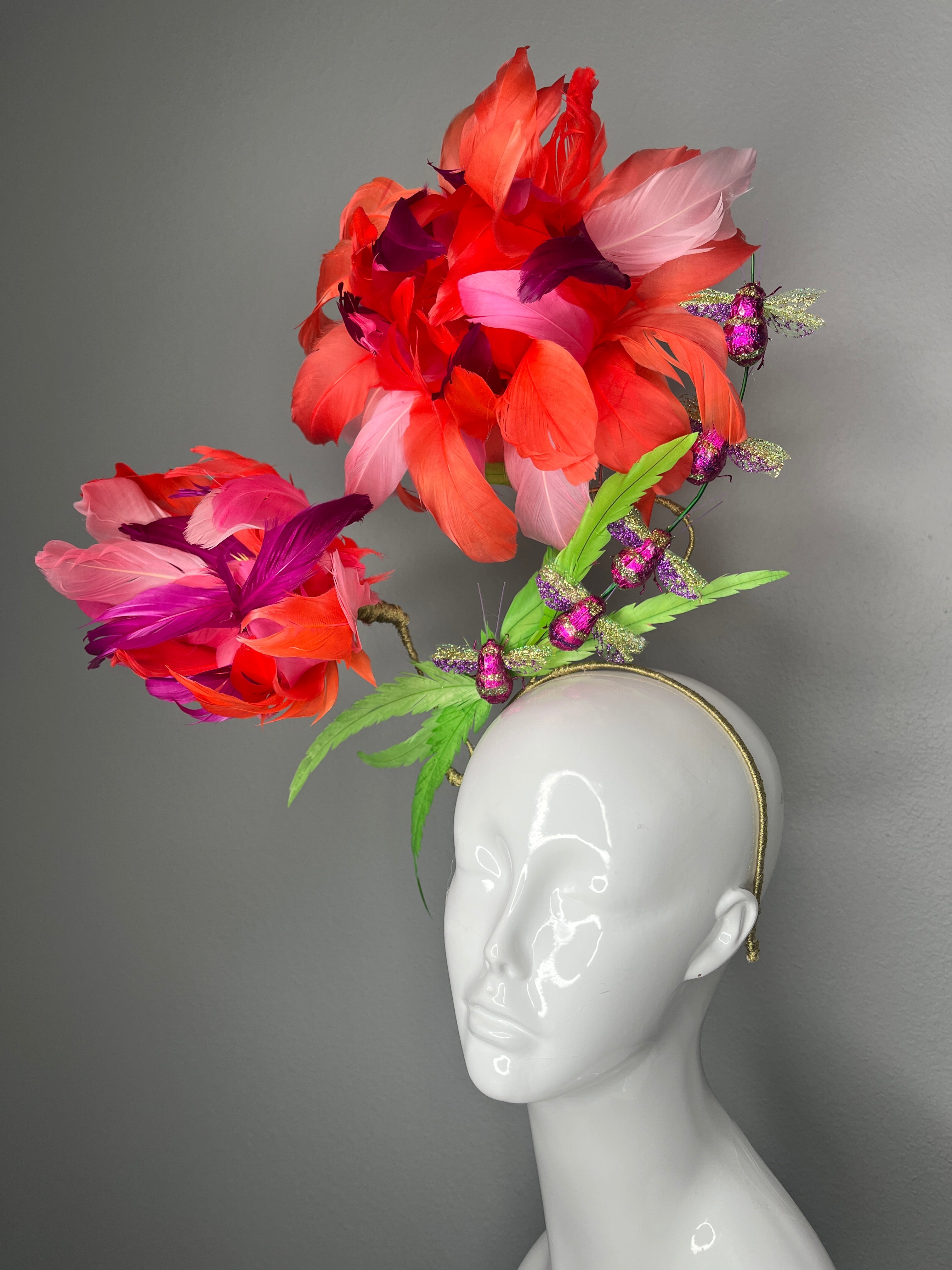 Coral & Fuchsia übergroße Federblüten Faszinator mit funkelnden Bienen Derby Statement Kopfstück Couture-Blumen Millinery