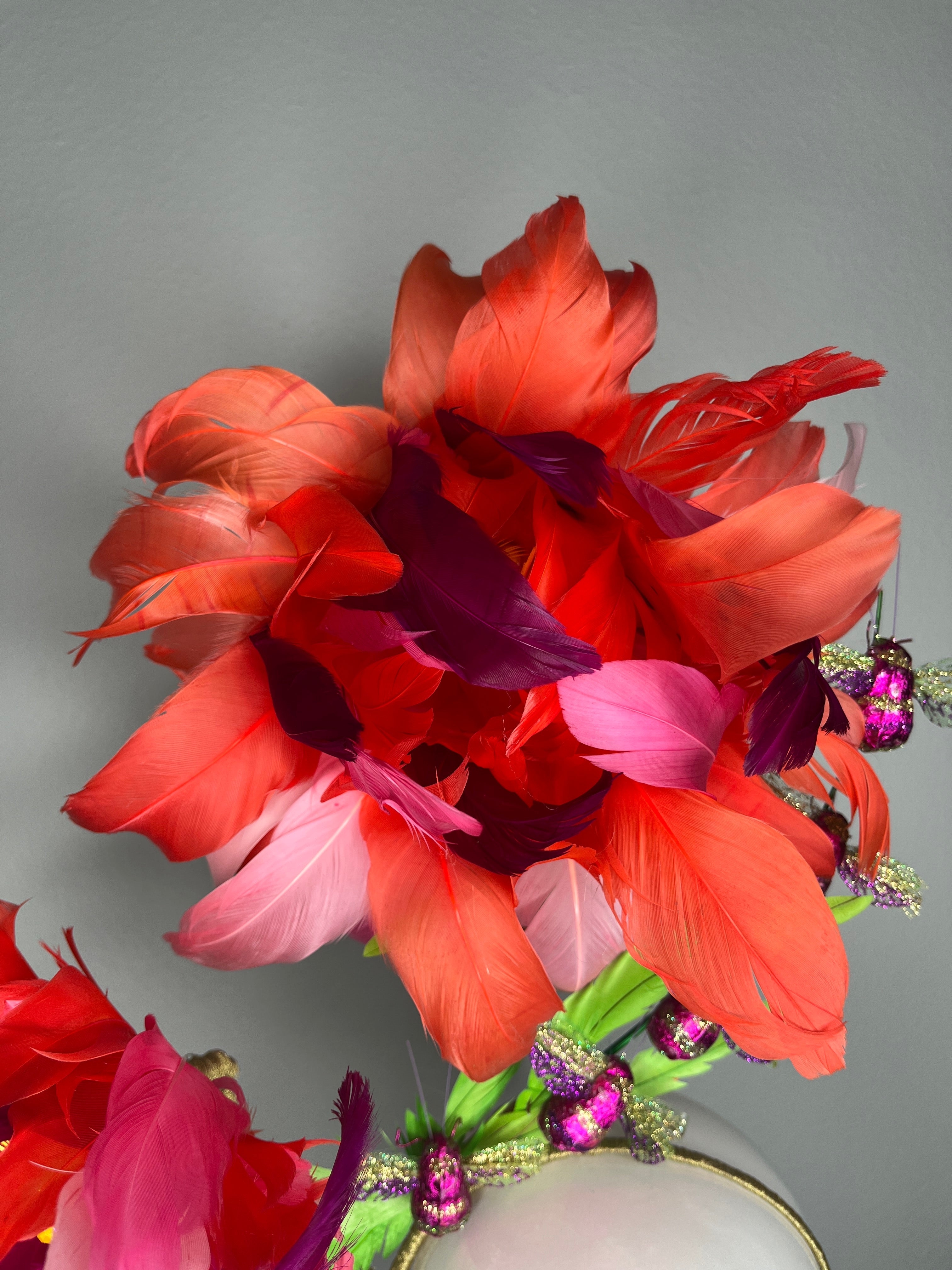 Coral & Fuchsia übergroße Federblüten Faszinator mit funkelnden Bienen Derby Statement Kopfstück Couture-Blumen Millinery