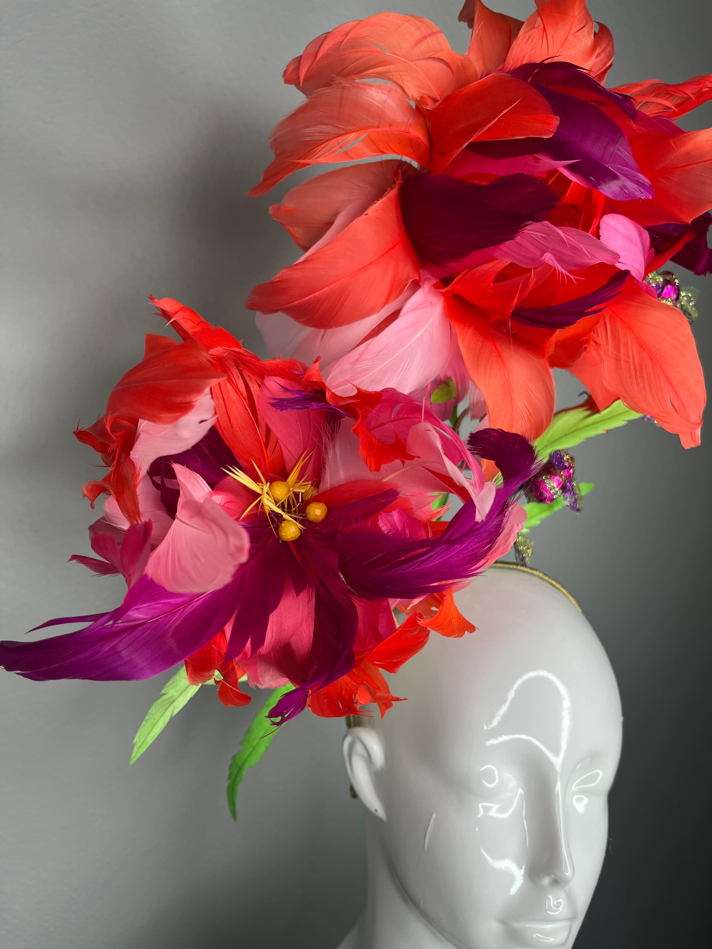 Coral & Fuchsia übergroße Federblüten Faszinator mit funkelnden Bienen Derby Statement Kopfstück Couture-Blumen Millinery