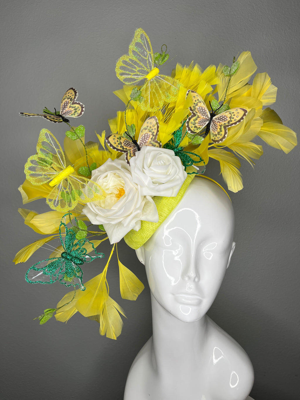 Yellow Schmetterling Fascinator • Spring Garden Derby-Hut • Weiß Rose Kopfschmuck mit Federn • Kentucky Derby & Oaks Statement-Fascinator
