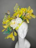 Yellow Schmetterling Fascinator • Spring Garden Derby-Hut • Weiß Rose Kopfschmuck mit Federn • Kentucky Derby & Oaks Statement-Fascinator