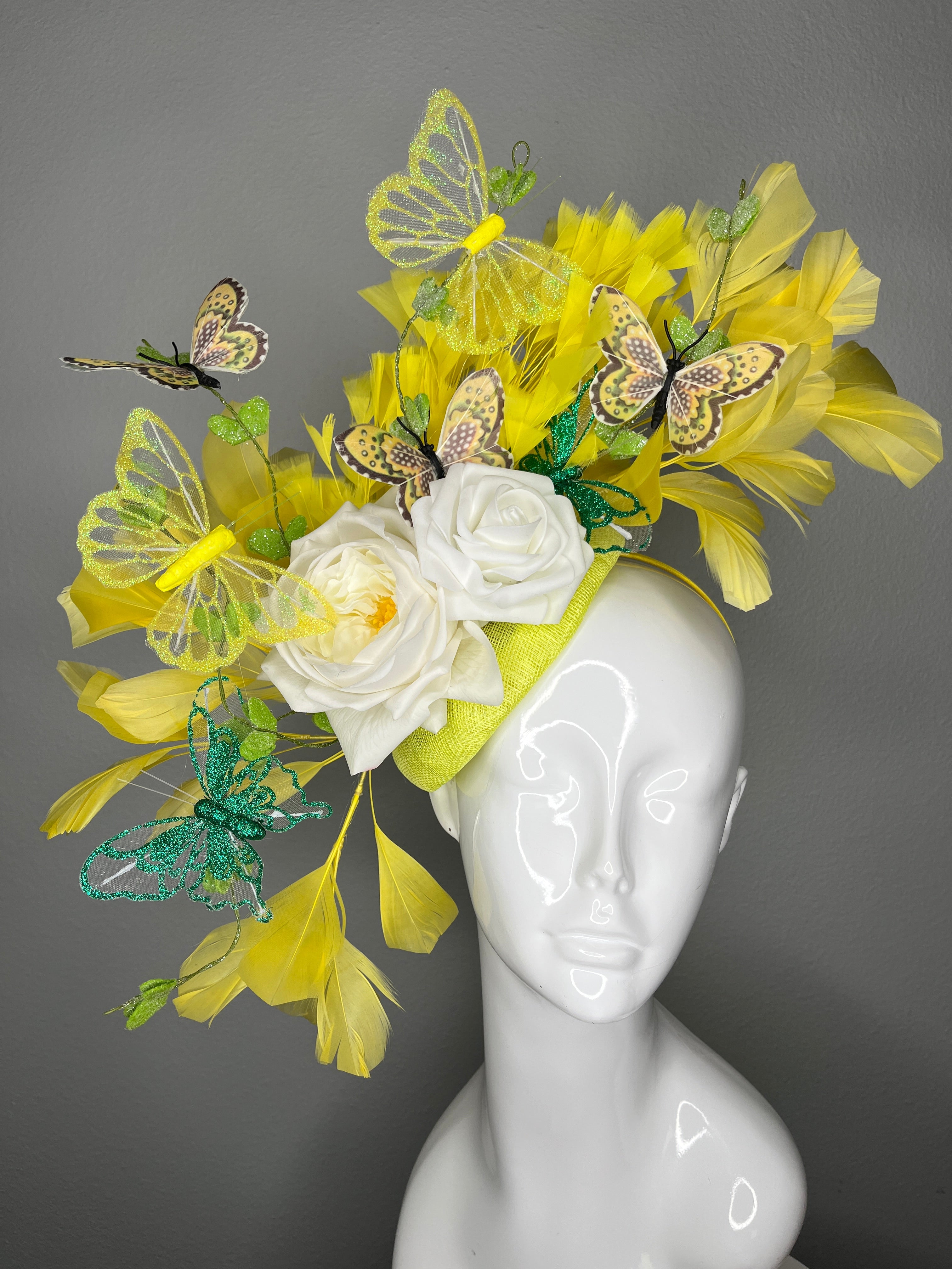Yellow Schmetterling Fascinator • Spring Garden Derby-Hut • Weiß Rose Kopfschmuck mit Federn • Kentucky Derby & Oaks Statement-Fascinator