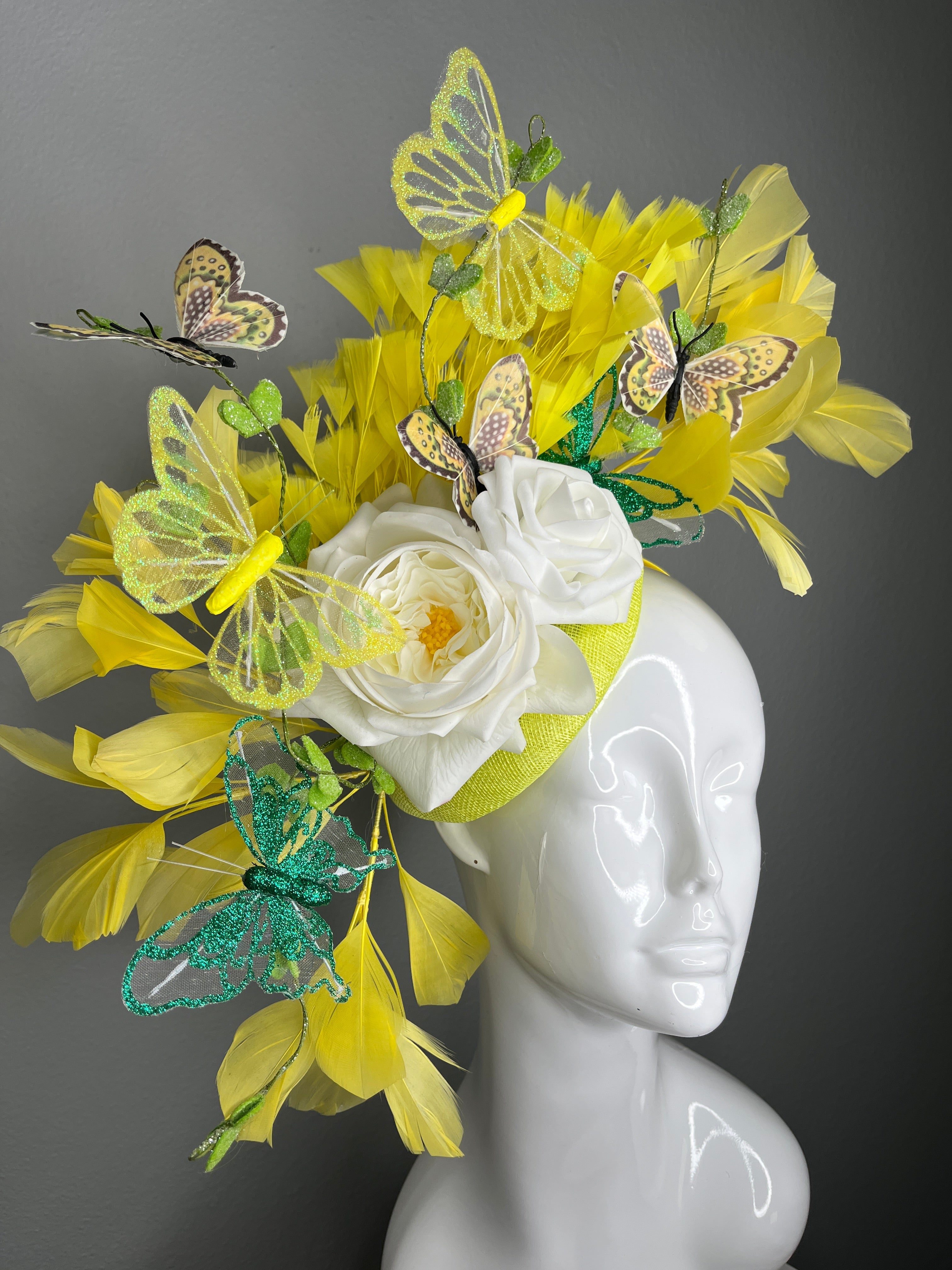 Yellow Schmetterling Fascinator • Spring Garden Derby-Hut • Weiß Rose Kopfschmuck mit Federn • Kentucky Derby & Oaks Statement-Fascinator