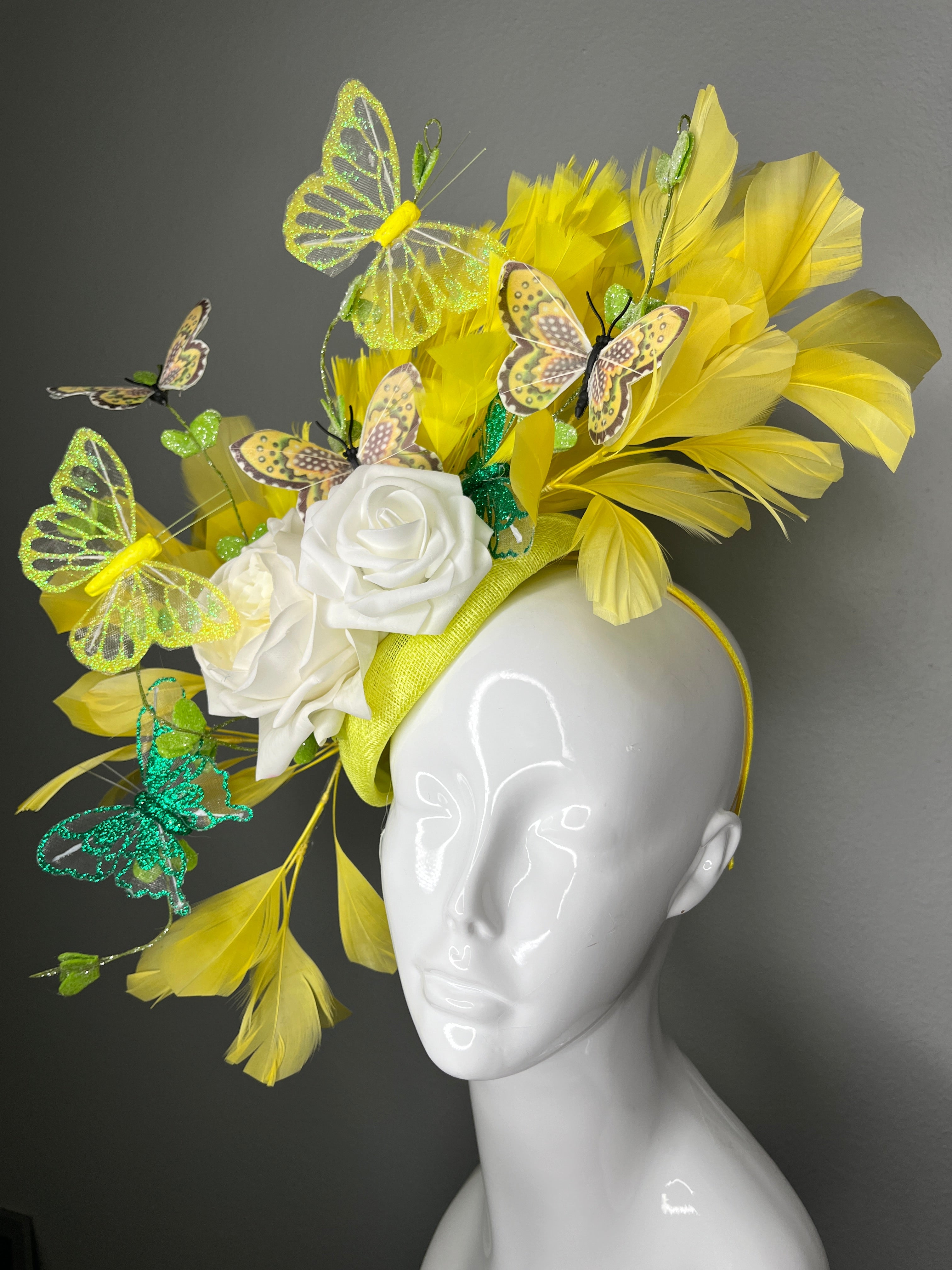 Yellow Schmetterling Fascinator • Spring Garden Derby-Hut • Weiß Rose Kopfschmuck mit Federn • Kentucky Derby & Oaks Statement-Fascinator