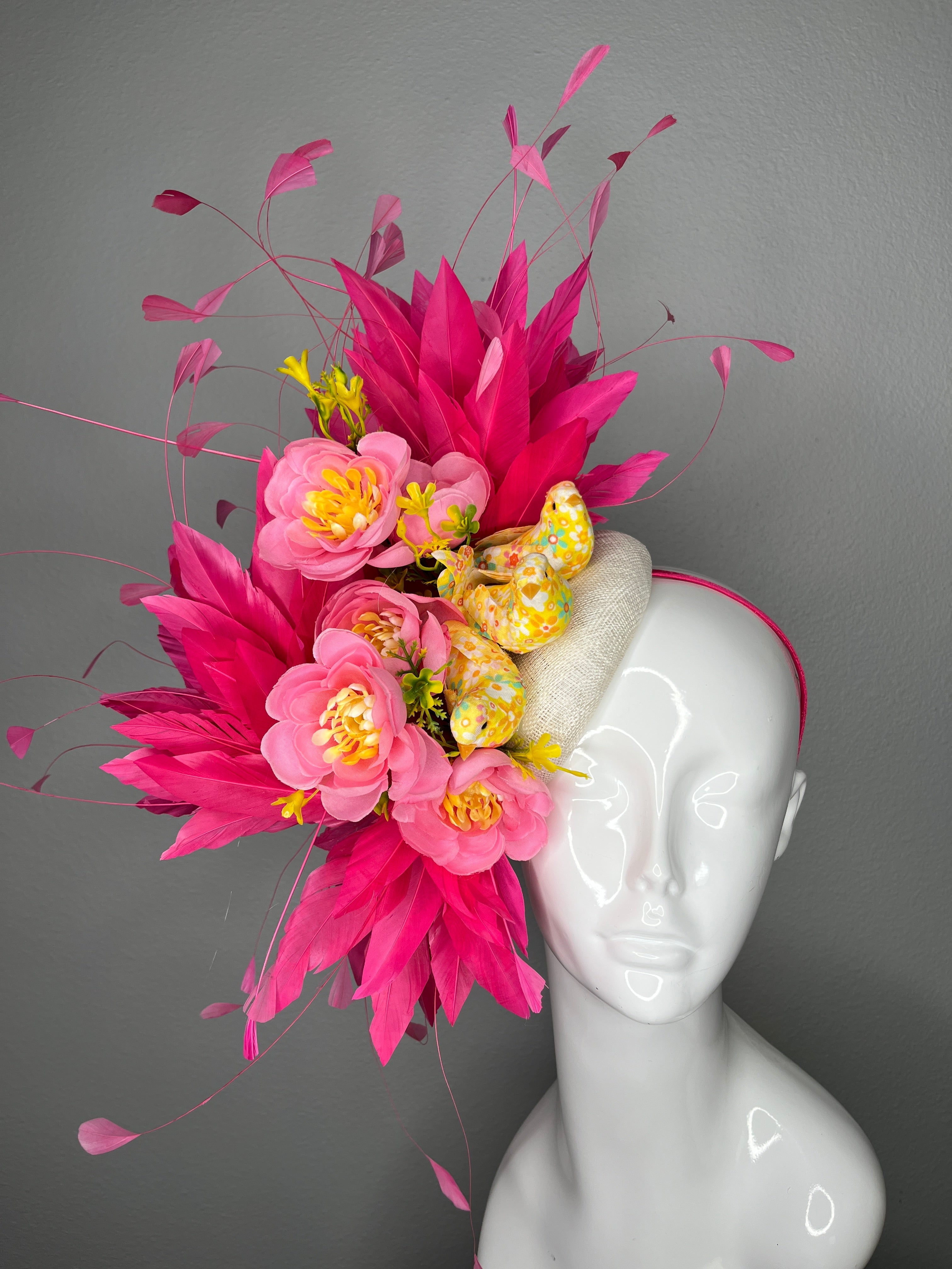 Leuchtrosa Blumen Fascinator mit Vögeln • Kentucky Derby-Hut • Spring Garden Kopfschmuck • Statement Rosa Feder Fascinator