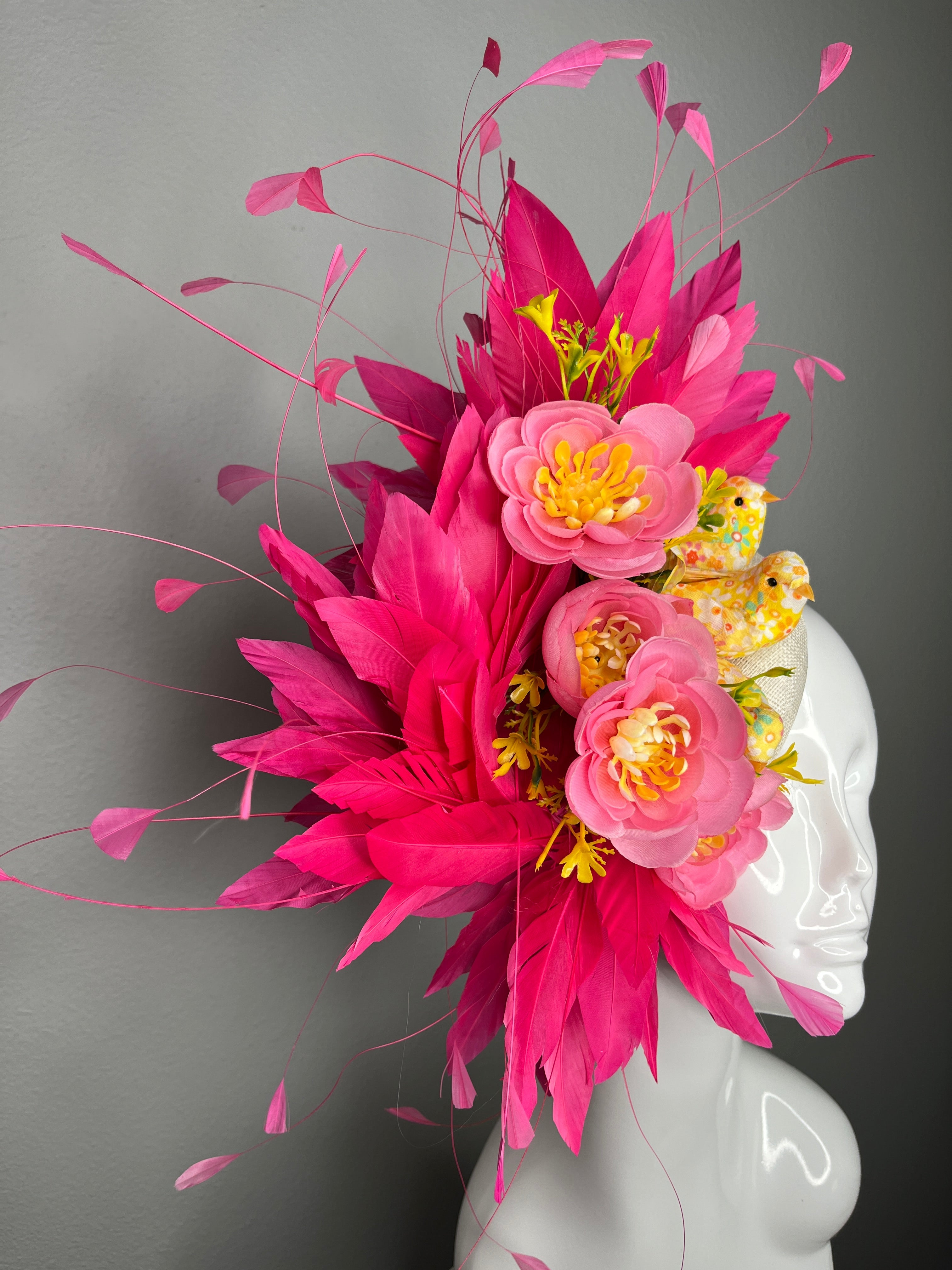 Leuchtrosa Blumen Fascinator mit Vögeln • Kentucky Derby-Hut • Spring Garden Kopfschmuck • Statement Rosa Feder Fascinator