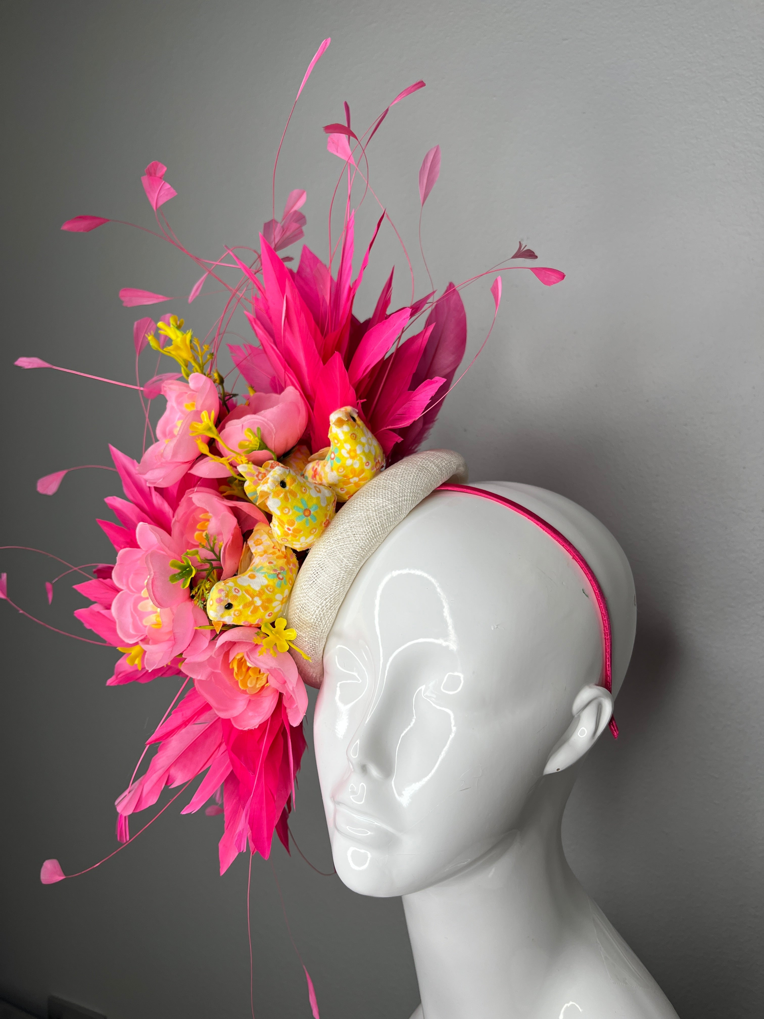 Leuchtrosa Blumen Fascinator mit Vögeln • Kentucky Derby-Hut • Spring Garden Kopfschmuck • Statement Rosa Feder Fascinator