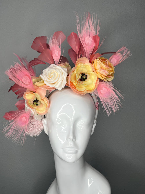 Altrosa Feder und Pfirsich Blumen Fascinator mit Elfenbein-Rose Akzente |Rosa Pfauenblau Federn Elegant Derby & Hochzeit Kopfstück