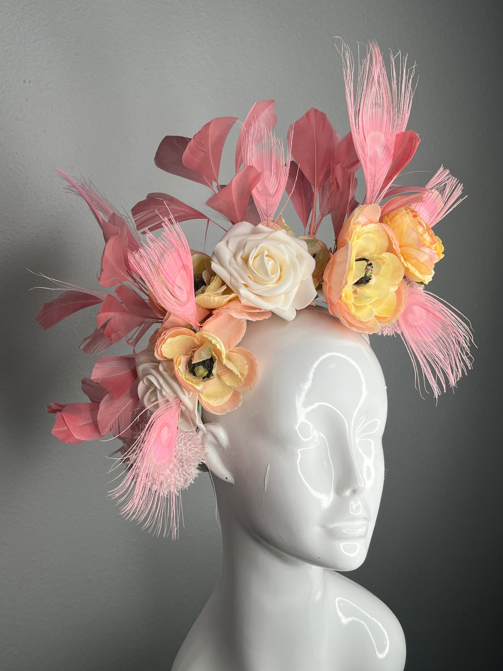 Altrosa Feder und Pfirsich Blumen Fascinator mit Elfenbein-Rose Akzente |Rosa Pfauenblau Federn Elegant Derby & Hochzeit Kopfstück