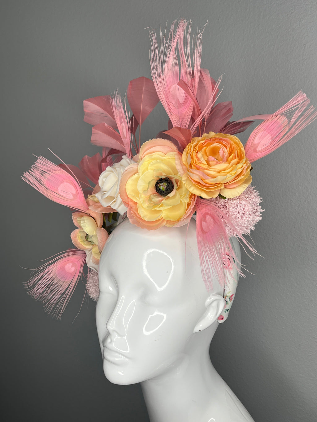 Altrosa Feder und Pfirsich Blumen Fascinator mit Elfenbein-Rose Akzente |Rosa Pfauenblau Federn Elegant Derby & Hochzeit Kopfstück