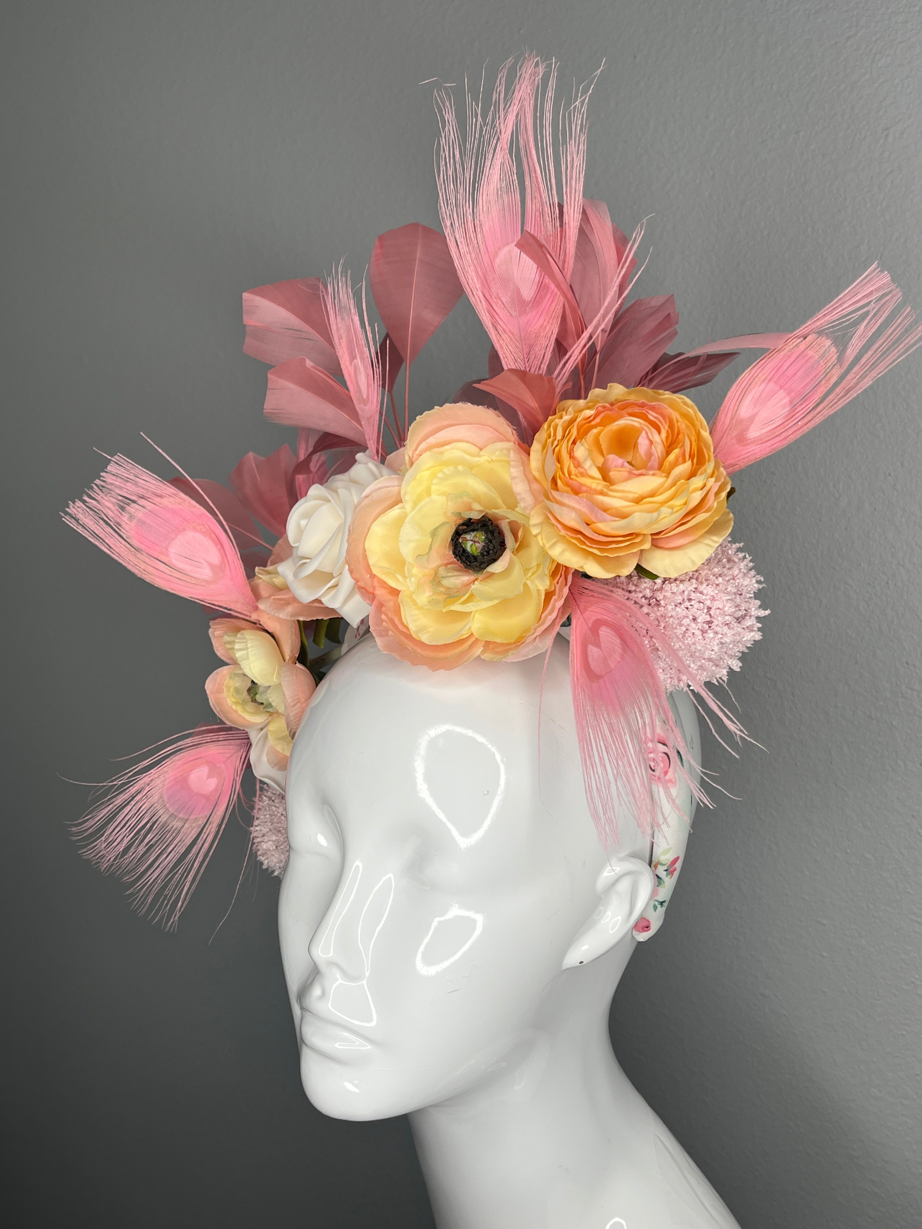 Altrosa Feder und Pfirsich Blumen Fascinator mit Elfenbein-Rose Akzente |Rosa Pfauenblau Federn Elegant Derby & Hochzeit Kopfstück