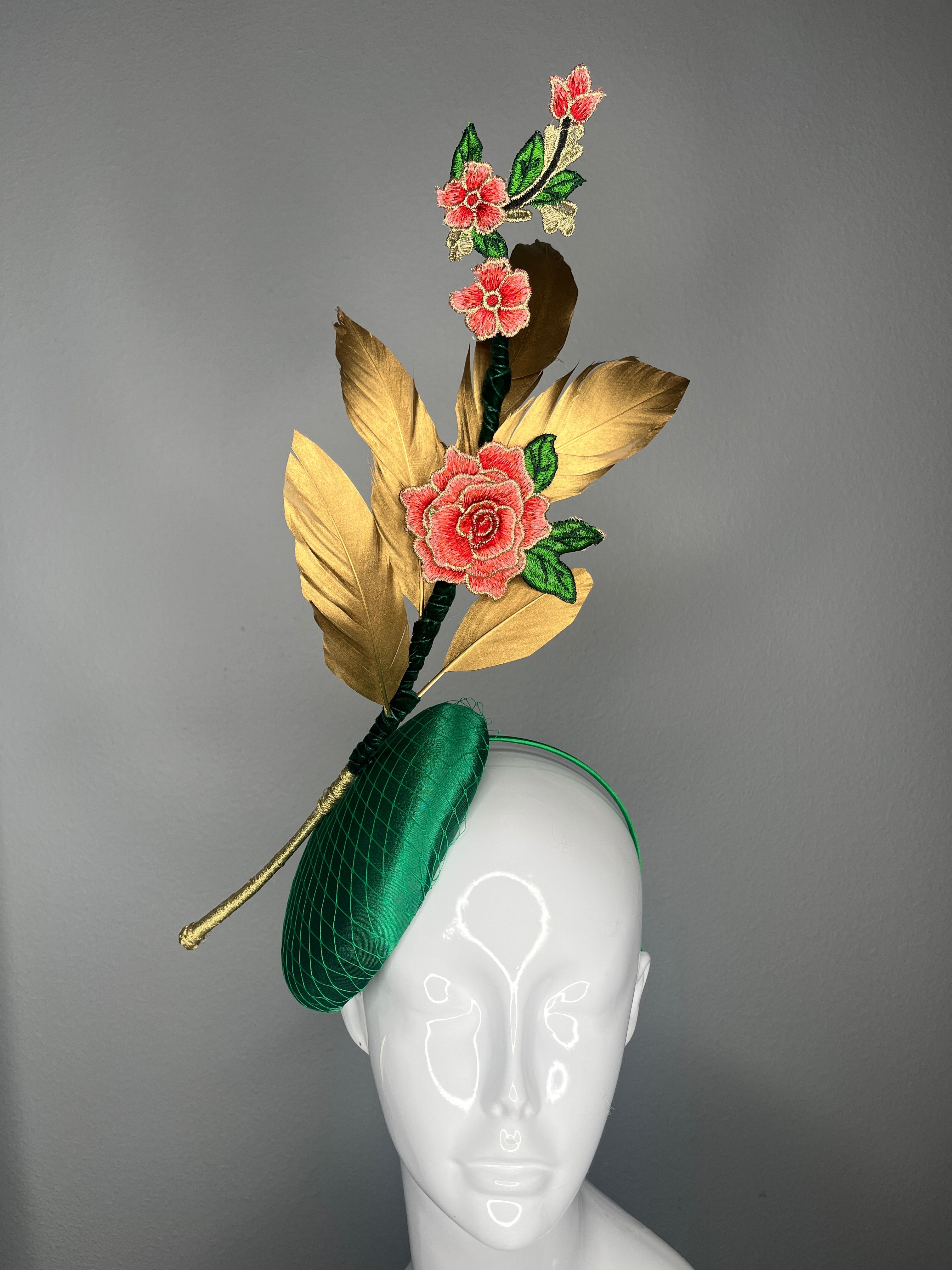 Smaragdgrün Faszinator mit Goldfedern und bestickten Blumenakzenten | Couture Kentucky Derby Kopfschmuck