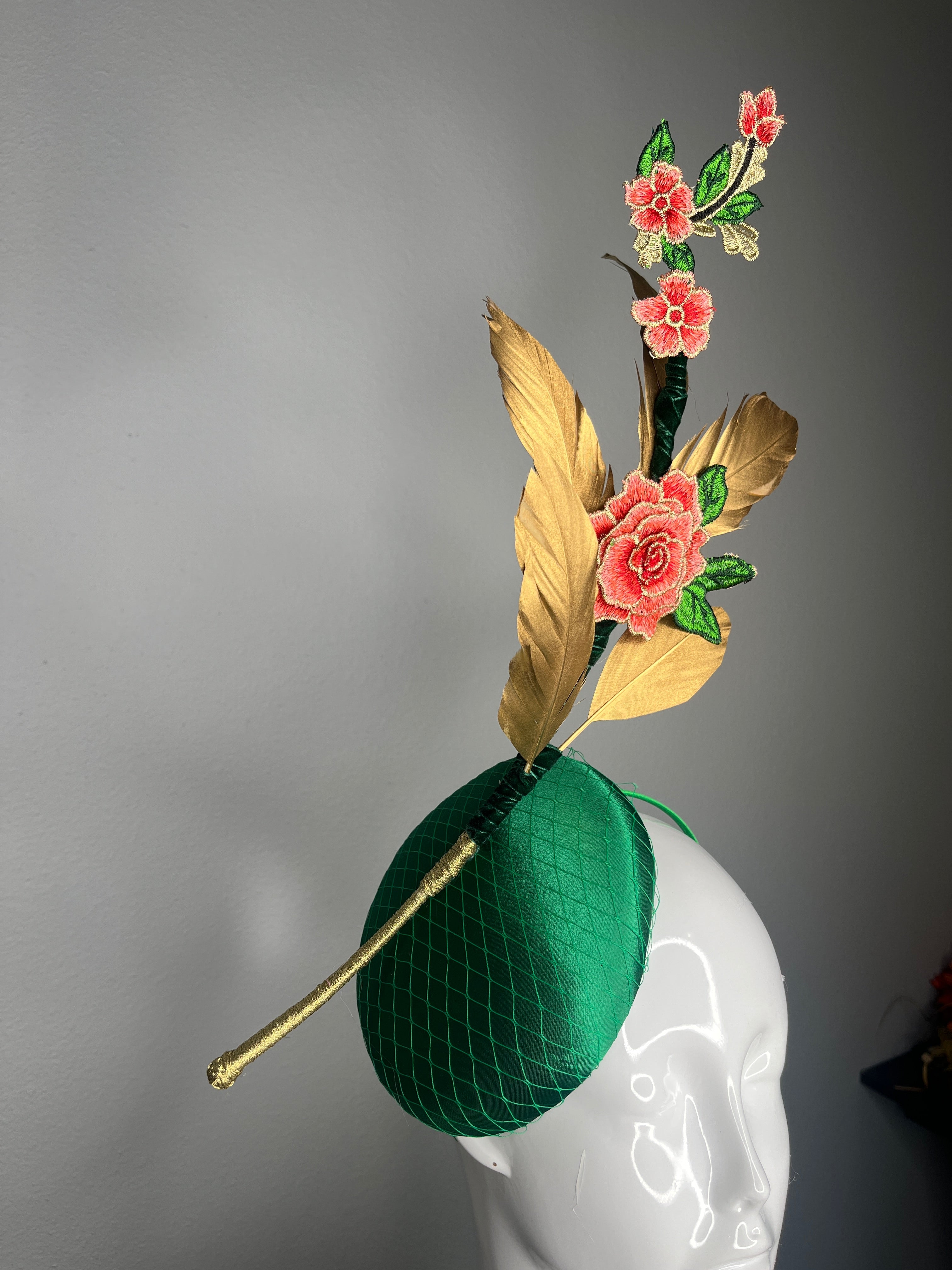 Smaragdgrün Faszinator mit Goldfedern und bestickten Blumenakzenten | Couture Kentucky Derby Kopfschmuck