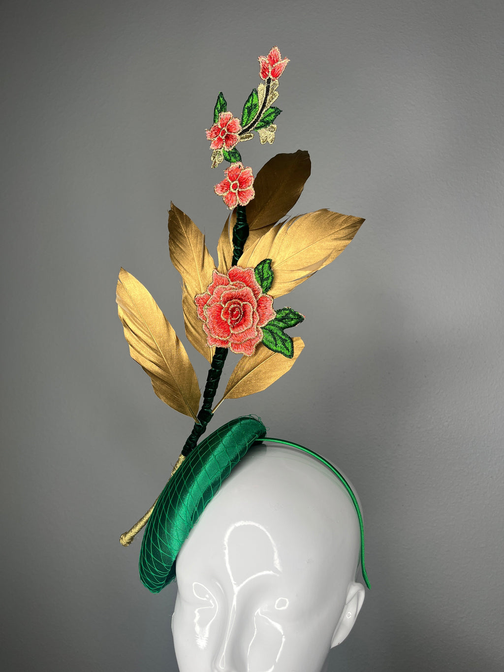 Smaragdgrün Faszinator mit Goldfedern und bestickten Blumenakzenten | Couture Kentucky Derby Kopfschmuck
