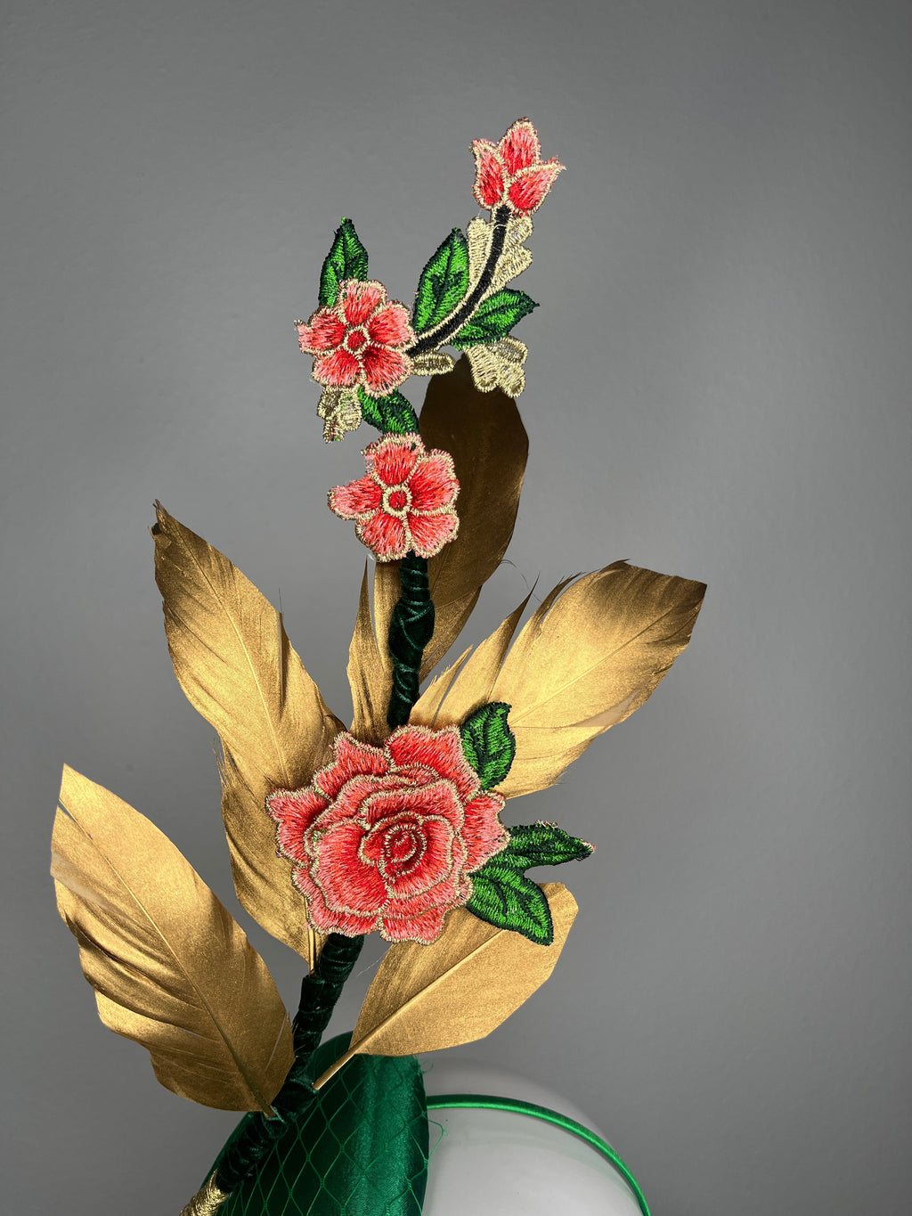 Smaragdgrün Faszinator mit Goldfedern und bestickten Blumenakzenten | Couture Kentucky Derby Kopfschmuck