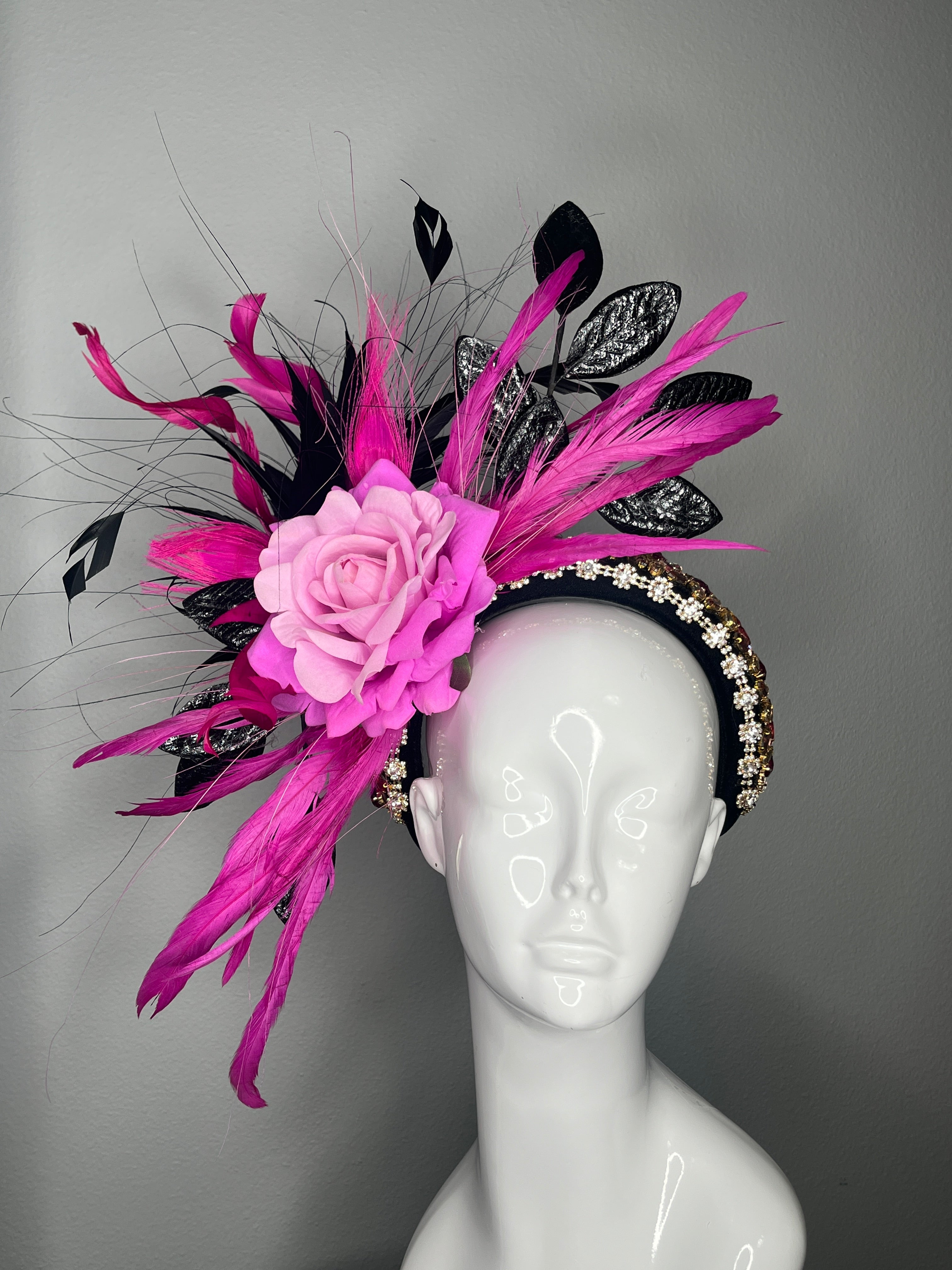 Leuchtrosa & Schwarz Federn Fascinator mit Rose Detail | Couture Kentucky Derby Kopfschmuck | Statement Race Day Haarband