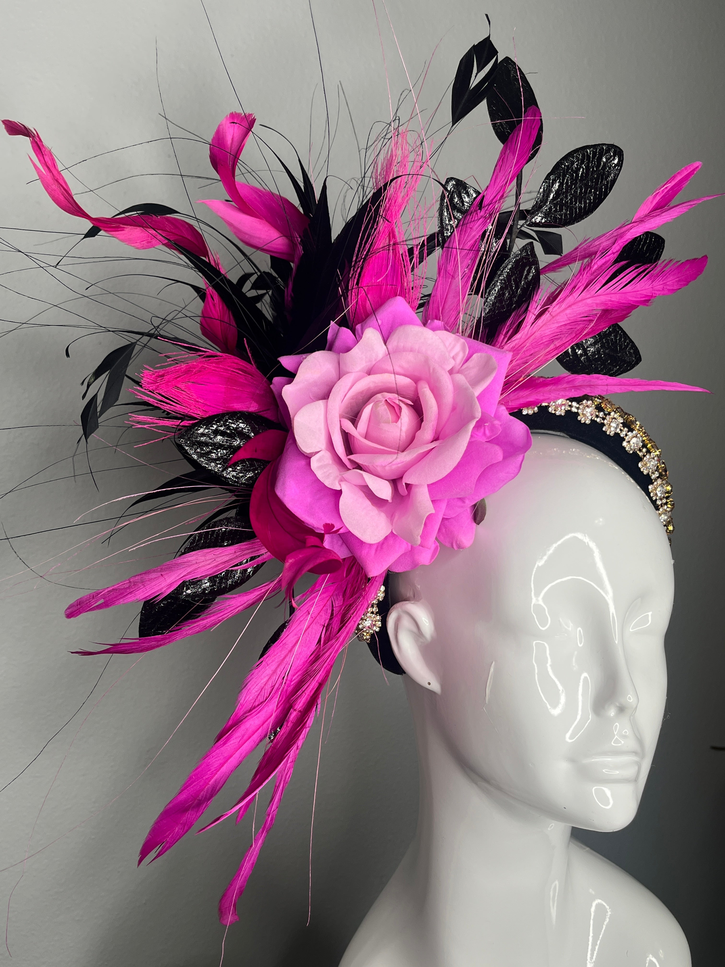 Leuchtrosa & Schwarz Federn Fascinator mit Rose Detail | Couture Kentucky Derby Kopfschmuck | Statement Race Day Haarband