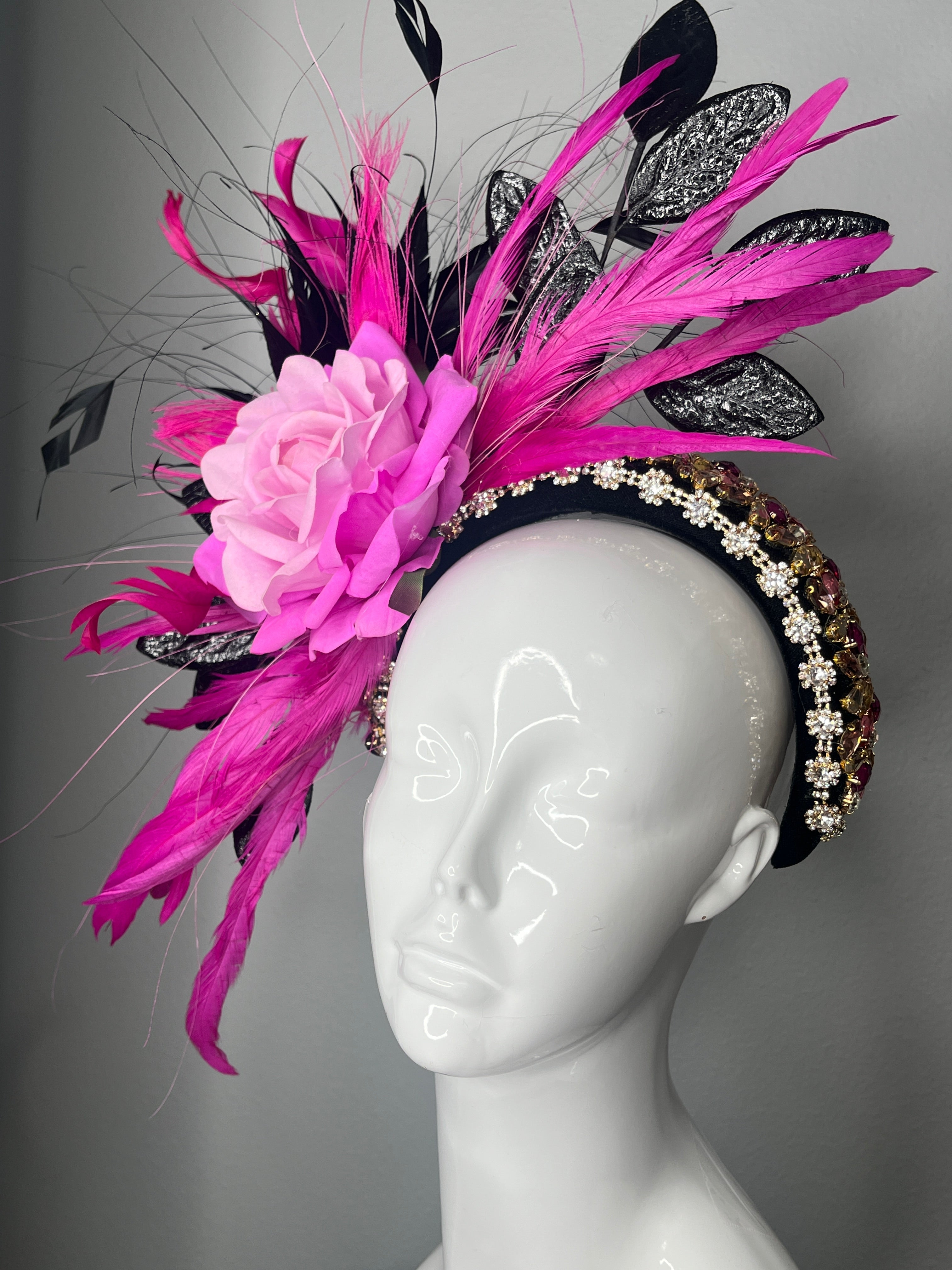 Leuchtrosa & Schwarz Federn Fascinator mit Rose Detail | Couture Kentucky Derby Kopfschmuck | Statement Race Day Haarband