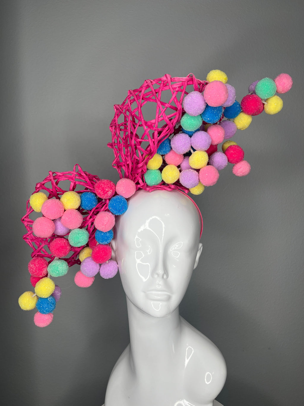 Leuchtrosa Sculptural Faszinator mit Pastell-Pom-Details | Verspieltes Couture Derby-Kopfstück | Statement Race Day Hat