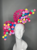 Leuchtrosa Sculptural Faszinator mit Pastell-Pom-Details | Verspieltes Couture Derby-Kopfstück | Statement Race Day Hat