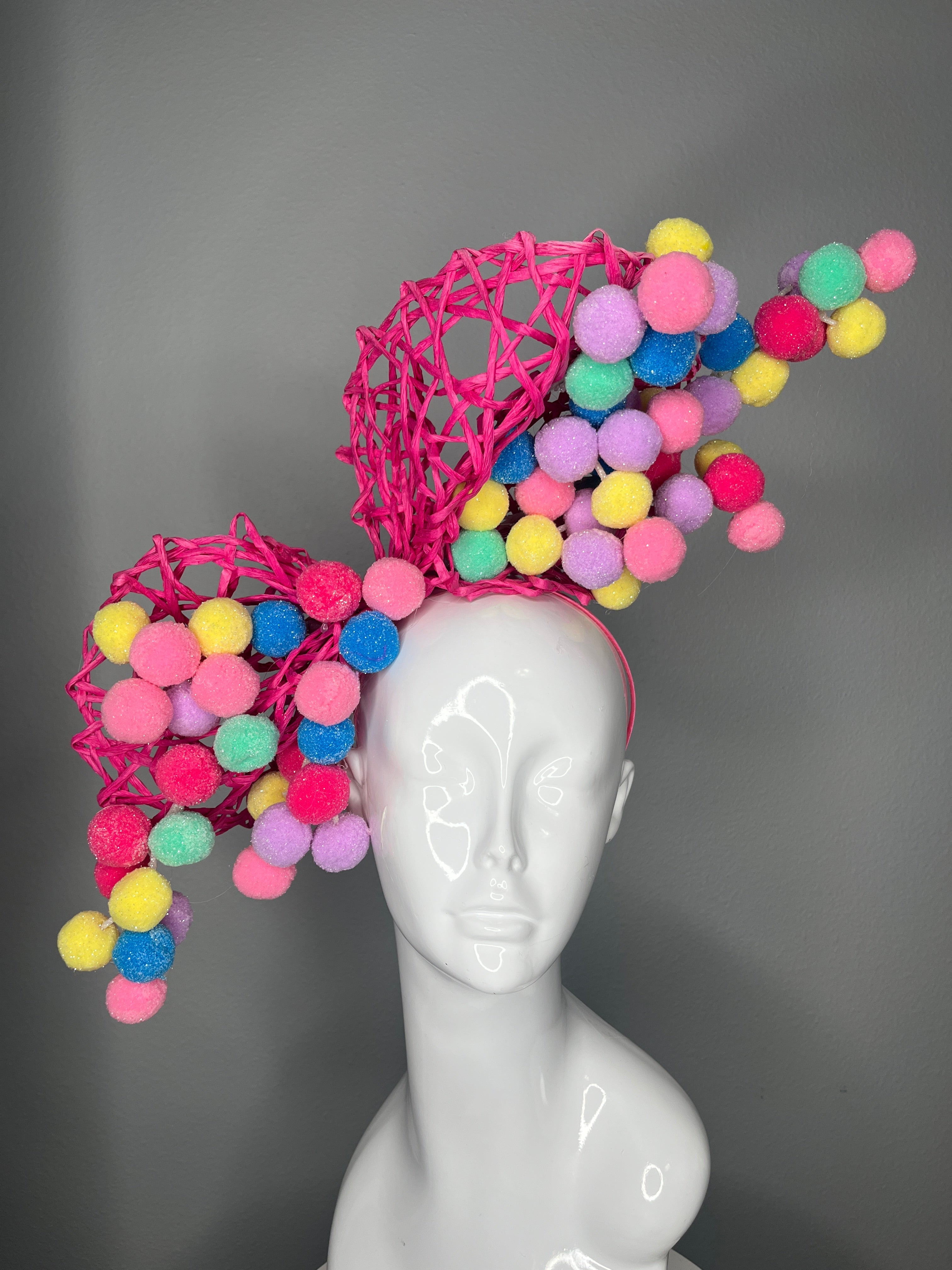 Leuchtrosa Sculptural Faszinator mit Pastell-Pom-Details | Verspieltes Couture Derby-Kopfstück | Statement Race Day Hat