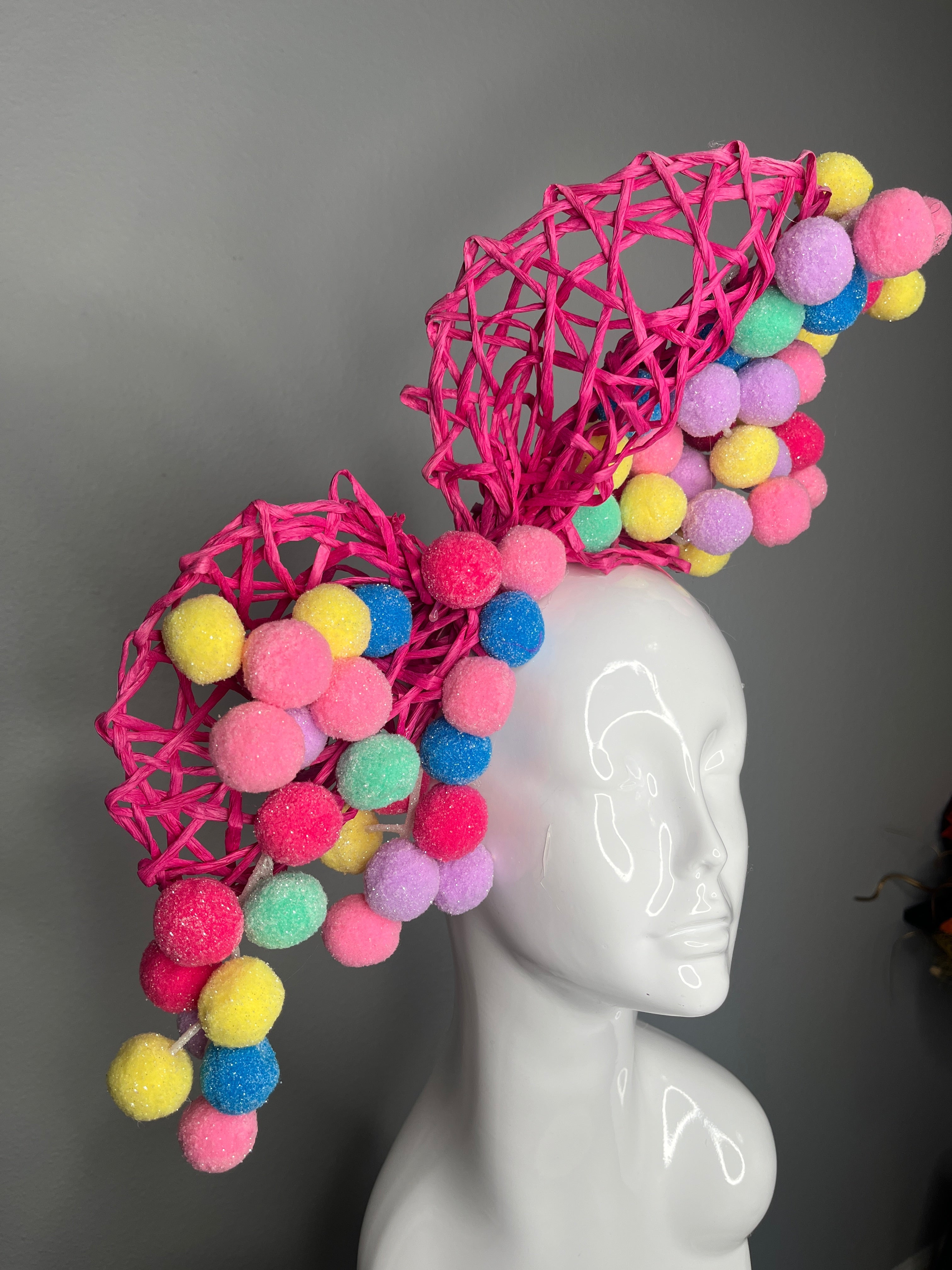 Leuchtrosa Sculptural Faszinator mit Pastell-Pom-Details | Verspieltes Couture Derby-Kopfstück | Statement Race Day Hat