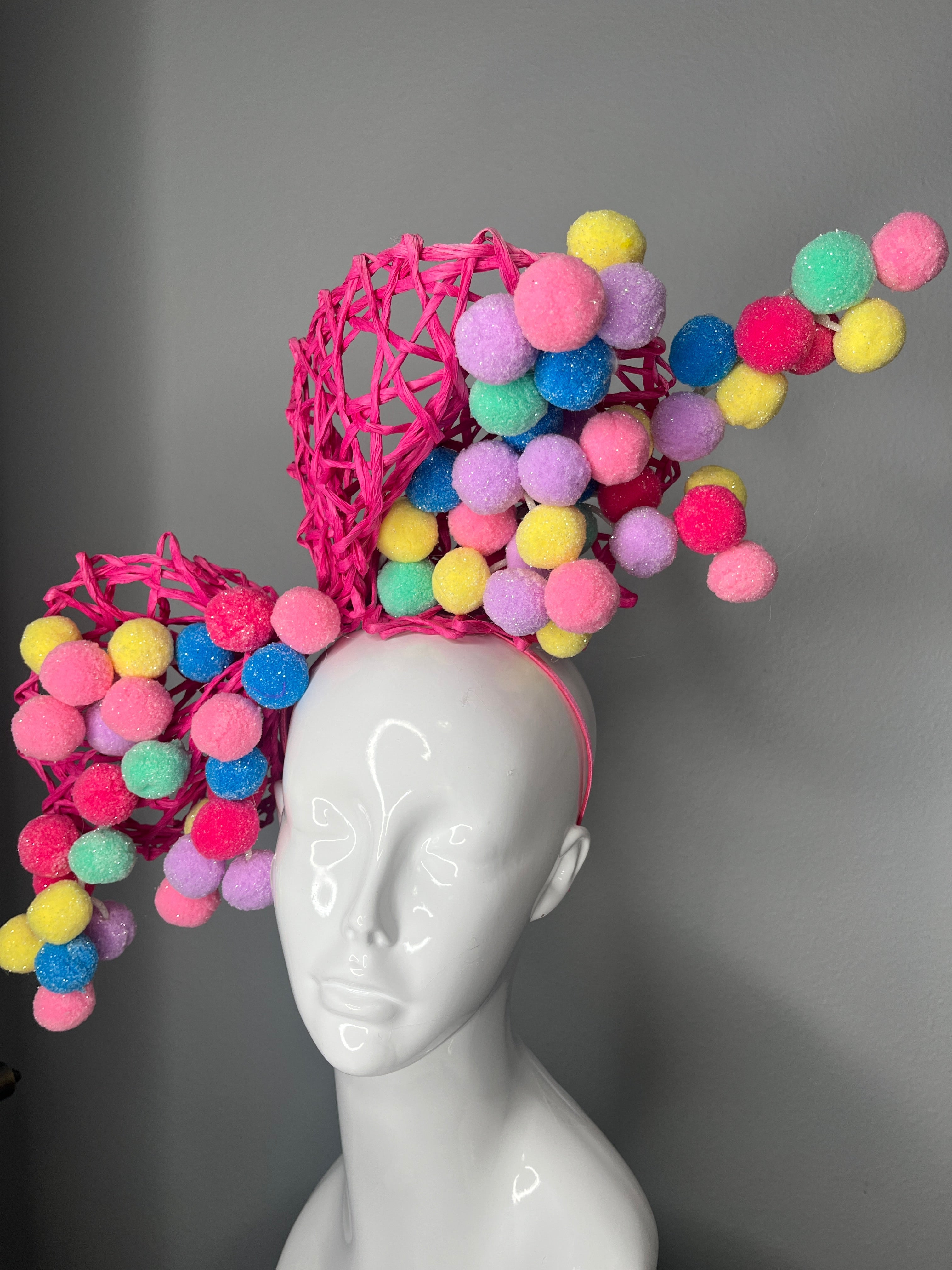 Leuchtrosa Sculptural Faszinator mit Pastell-Pom-Details | Verspieltes Couture Derby-Kopfstück | Statement Race Day Hat