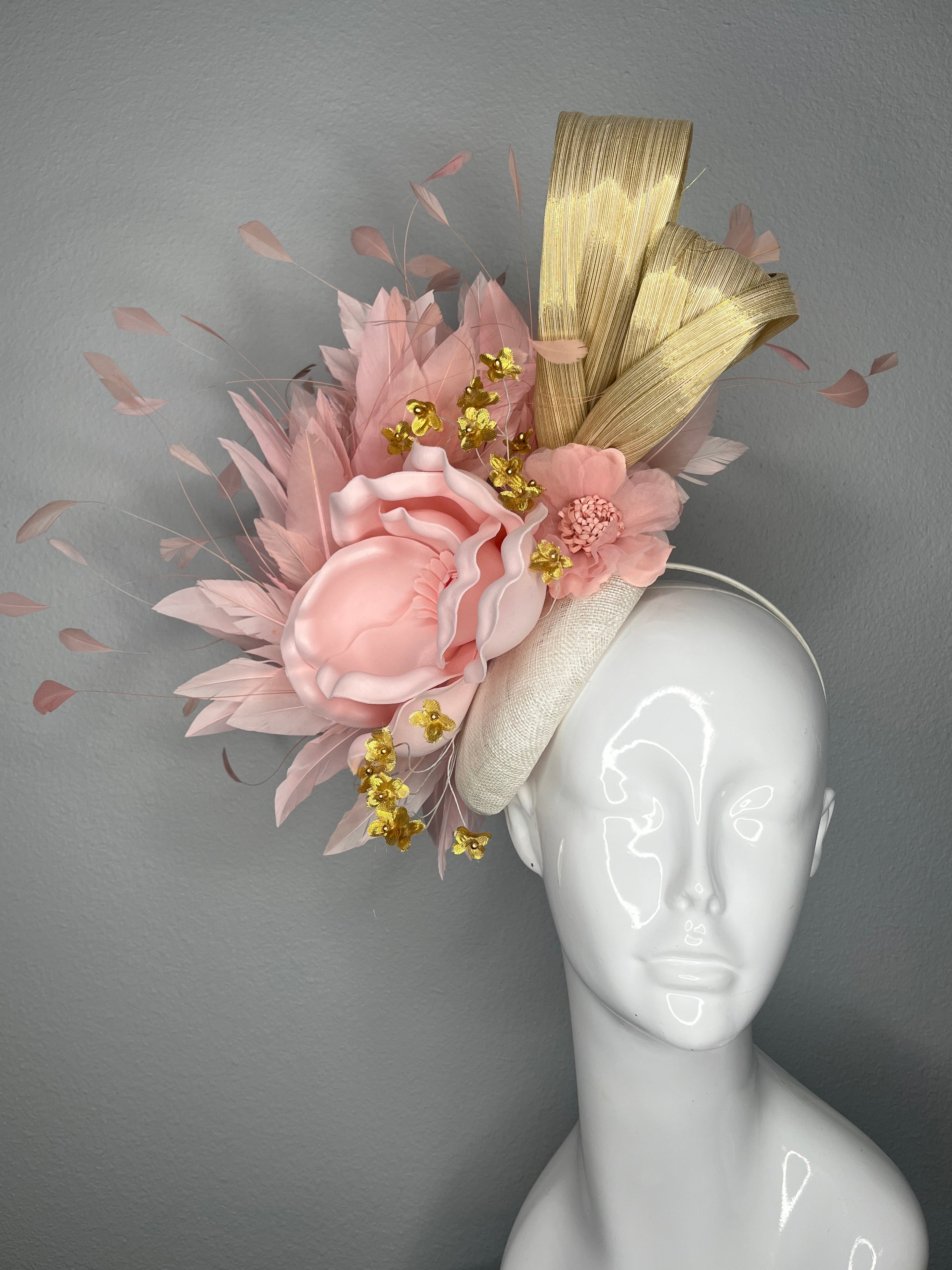 Blush & Gold Couture-Fascinator mit Skulpturen Blumen- und Federverzierung
